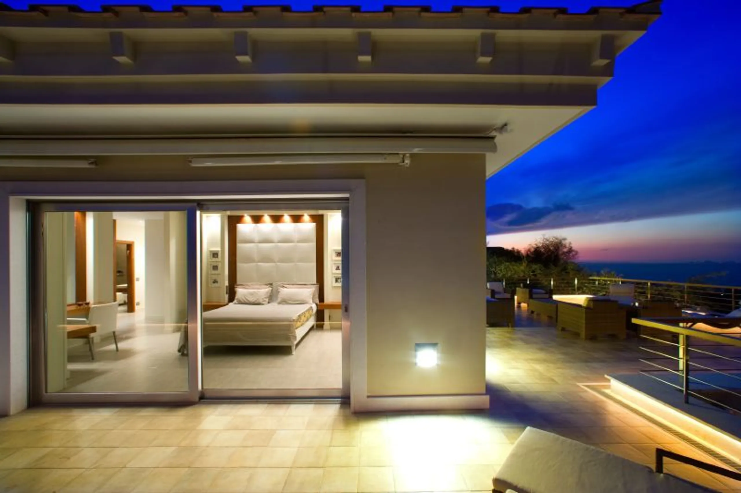 Radiant Modern-Minimalist Villa with Private Pool and Sea Views — photograph 10