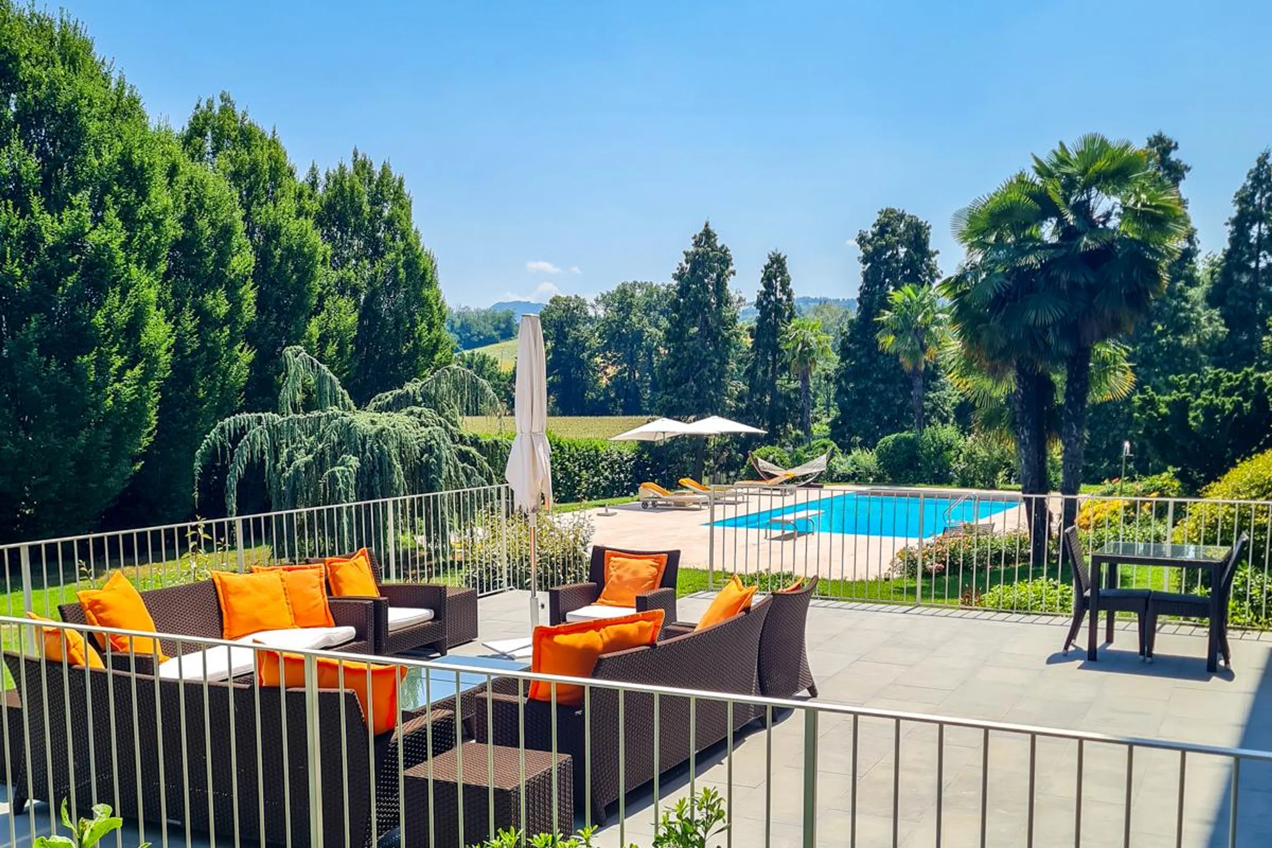 First-class Historic Villa with Pool and Panoramic Views of the Val Luretta — photograph 4