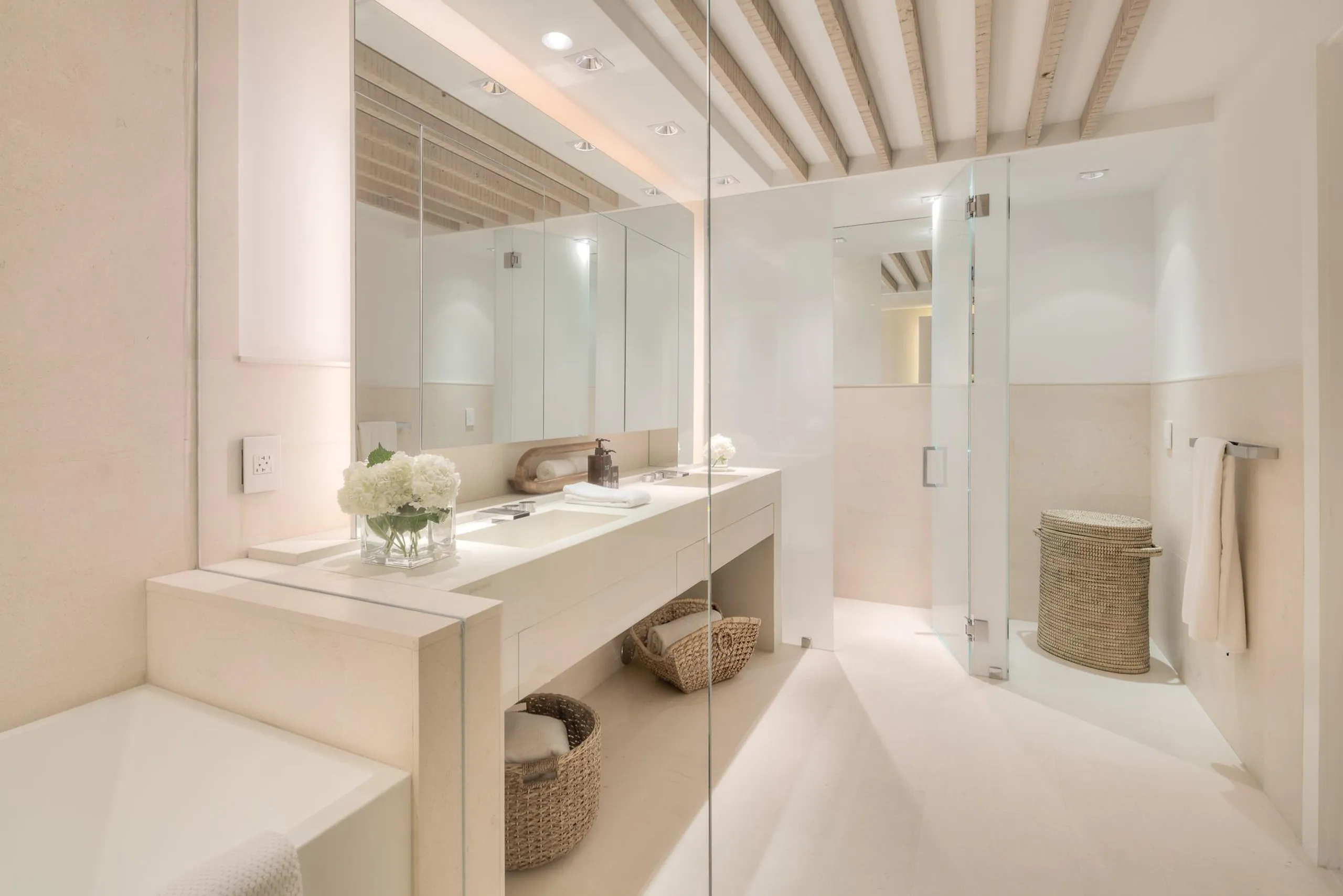 Luxury Miami Penthouse with Ocean Views at Every Angle — photograph 8
