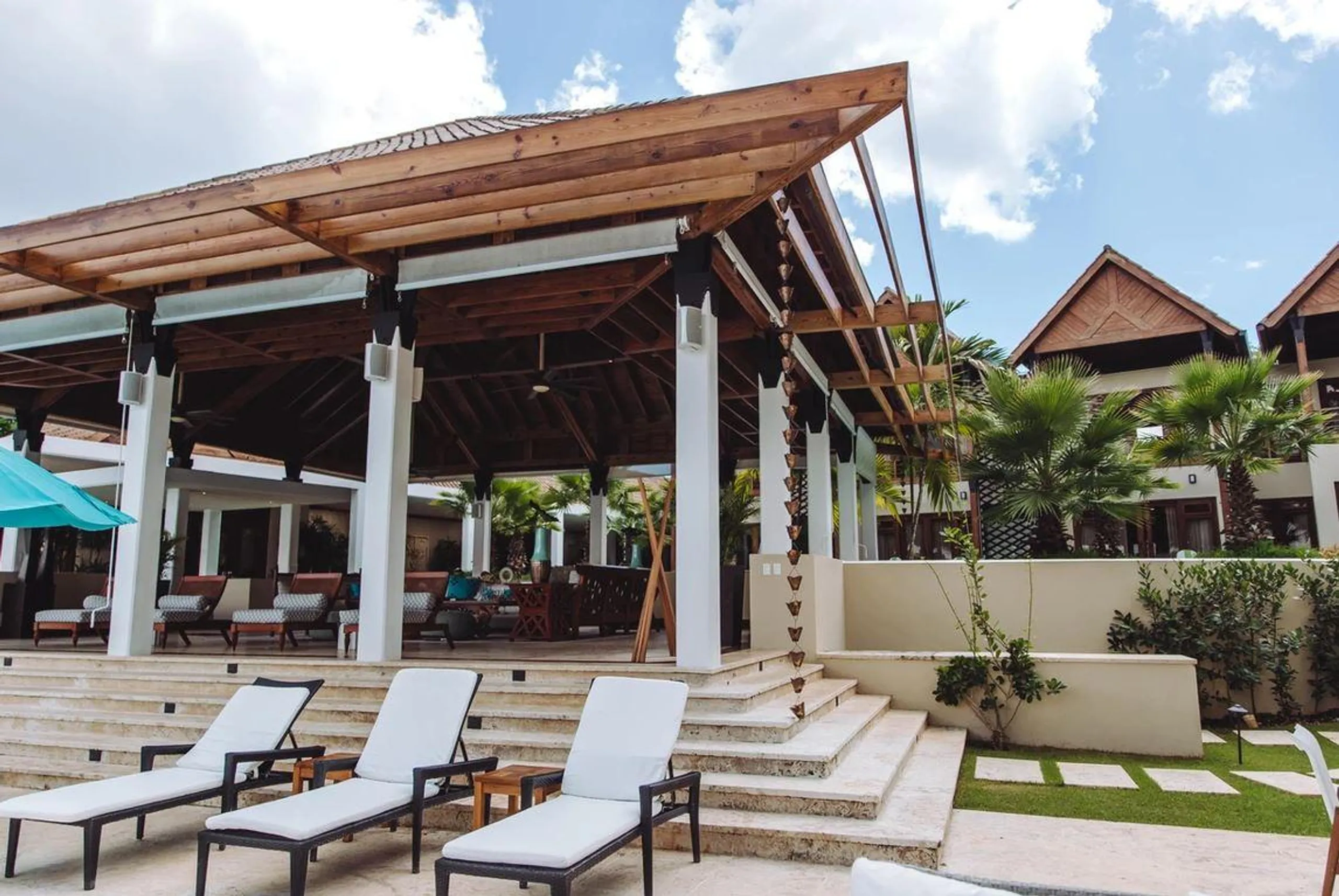 Serene Eight-Bedroom Villa with Infinity Pool and Minitas Bay Views — photograph 8