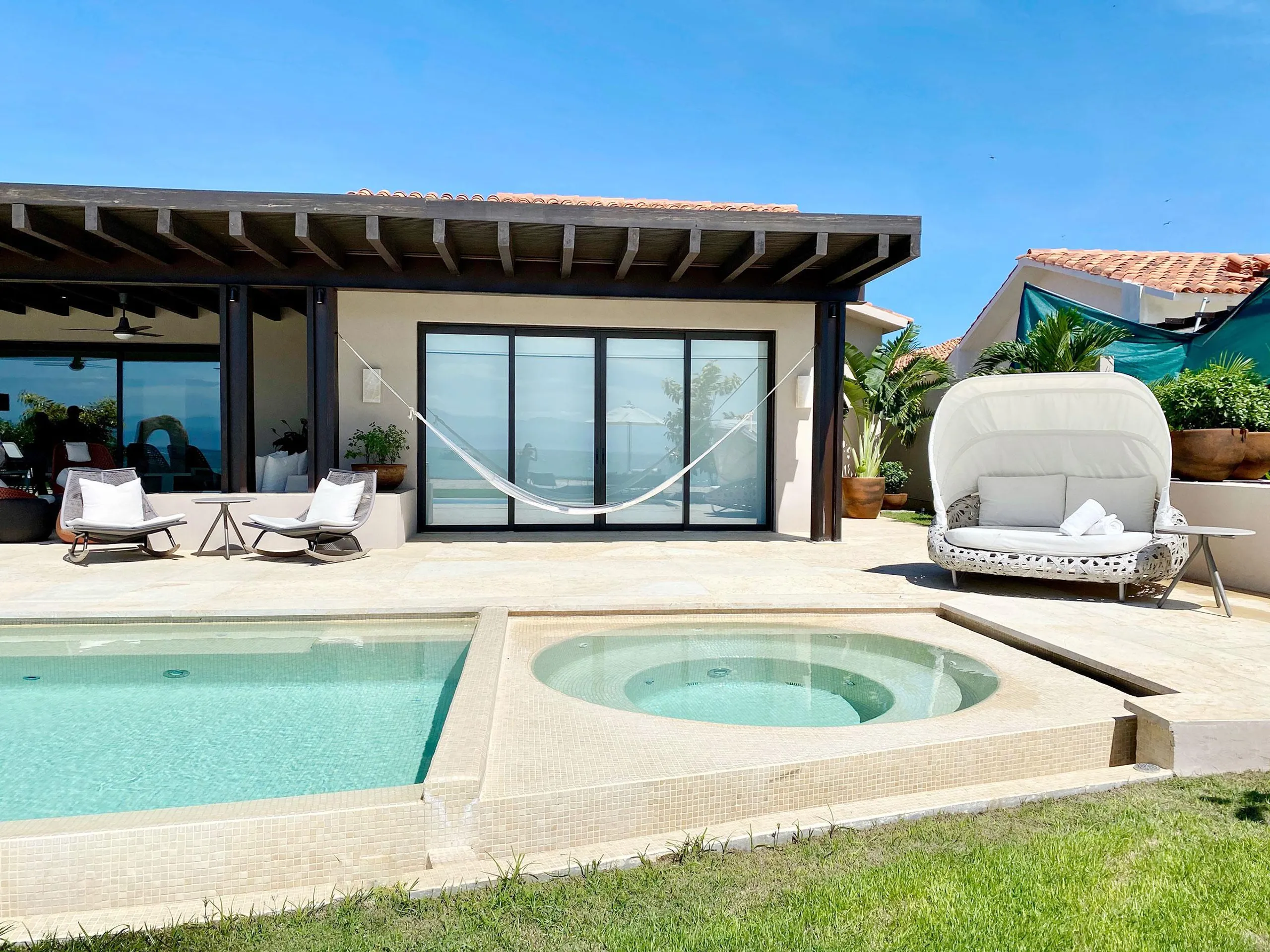 Porta Fortuna Beachfront Villaway with Infinity Pool and Ocean Views — photograph 5