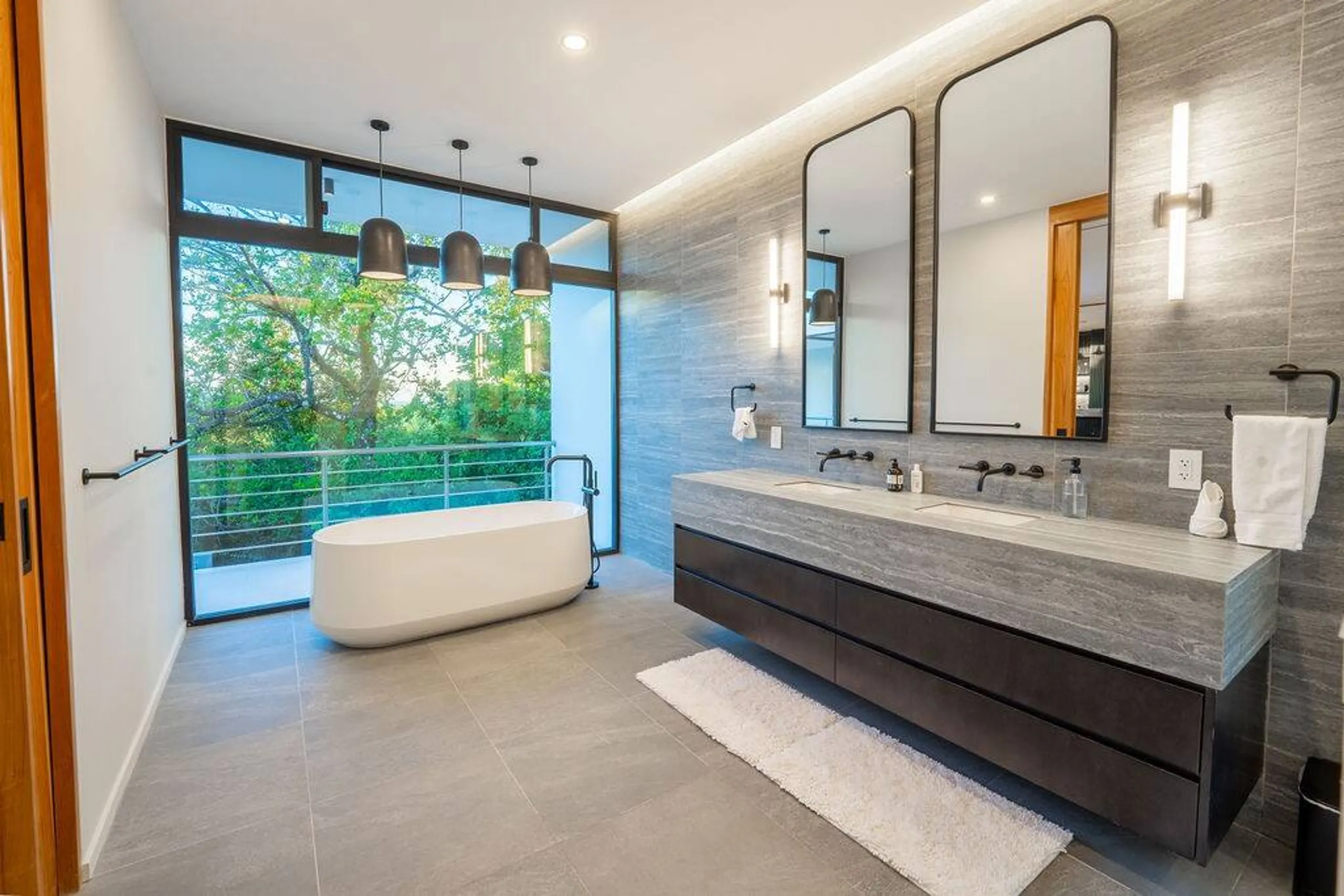 Captivating Modern Sanctuary with Invigorating Pool — photograph 8
