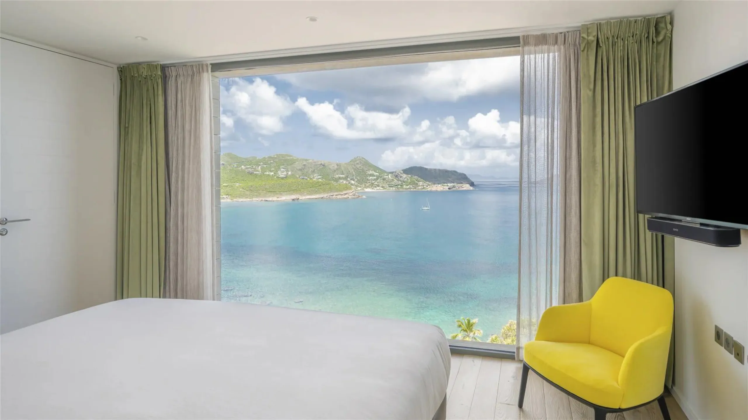 Stunning Oceanfront Villa with Panoramic View — photograph 4