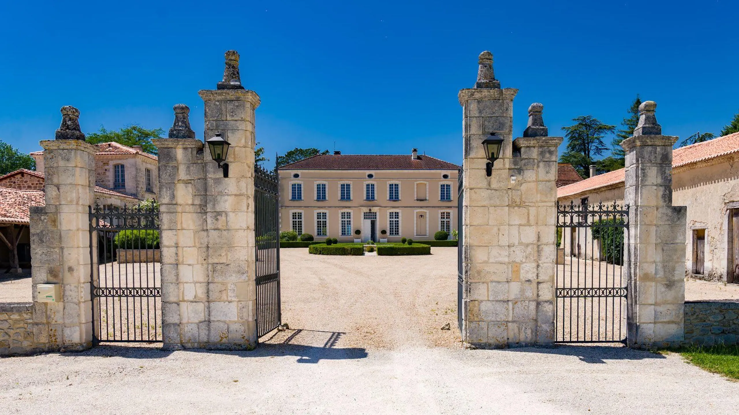 Historic Estate with Orangerie & Pool In Périgord Countryside — photograph 2