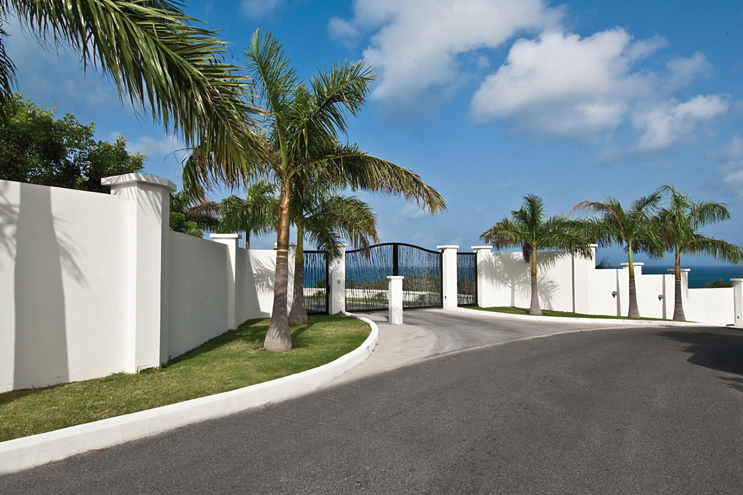 Exclusive Luxe Oasis  with Two Pools and Breathtaking Views of the Caribbean Sea — photograph 4