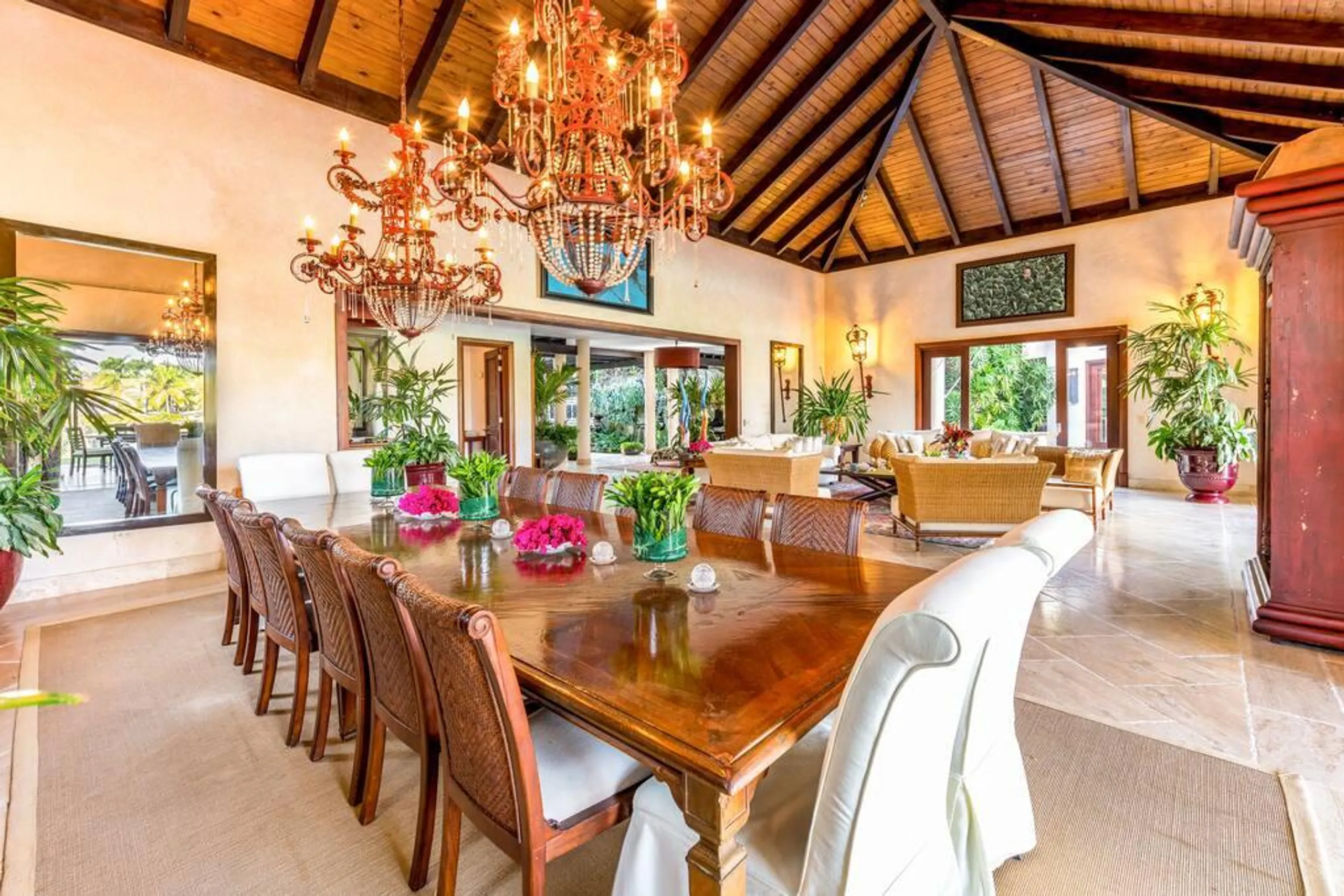 Sophisticated Paradise Retreat with Private Pool and Jacuzzi — photograph 10