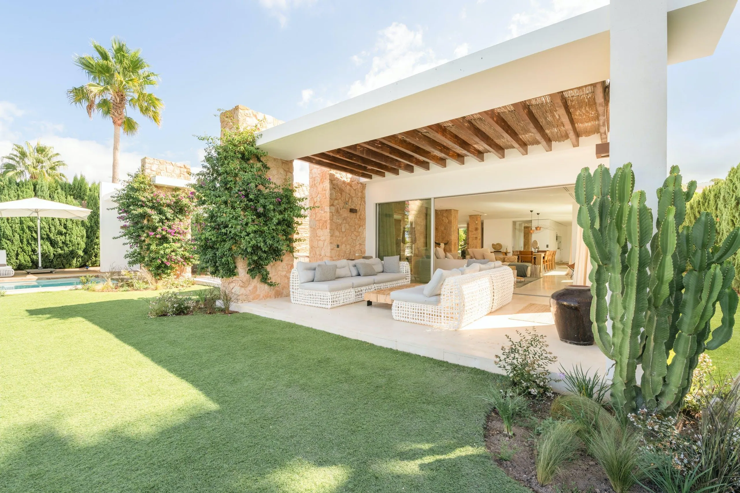Chic San Jose villa with Crystalline Pool, Gazebo, and Dining Al-Fresco — photograph 5