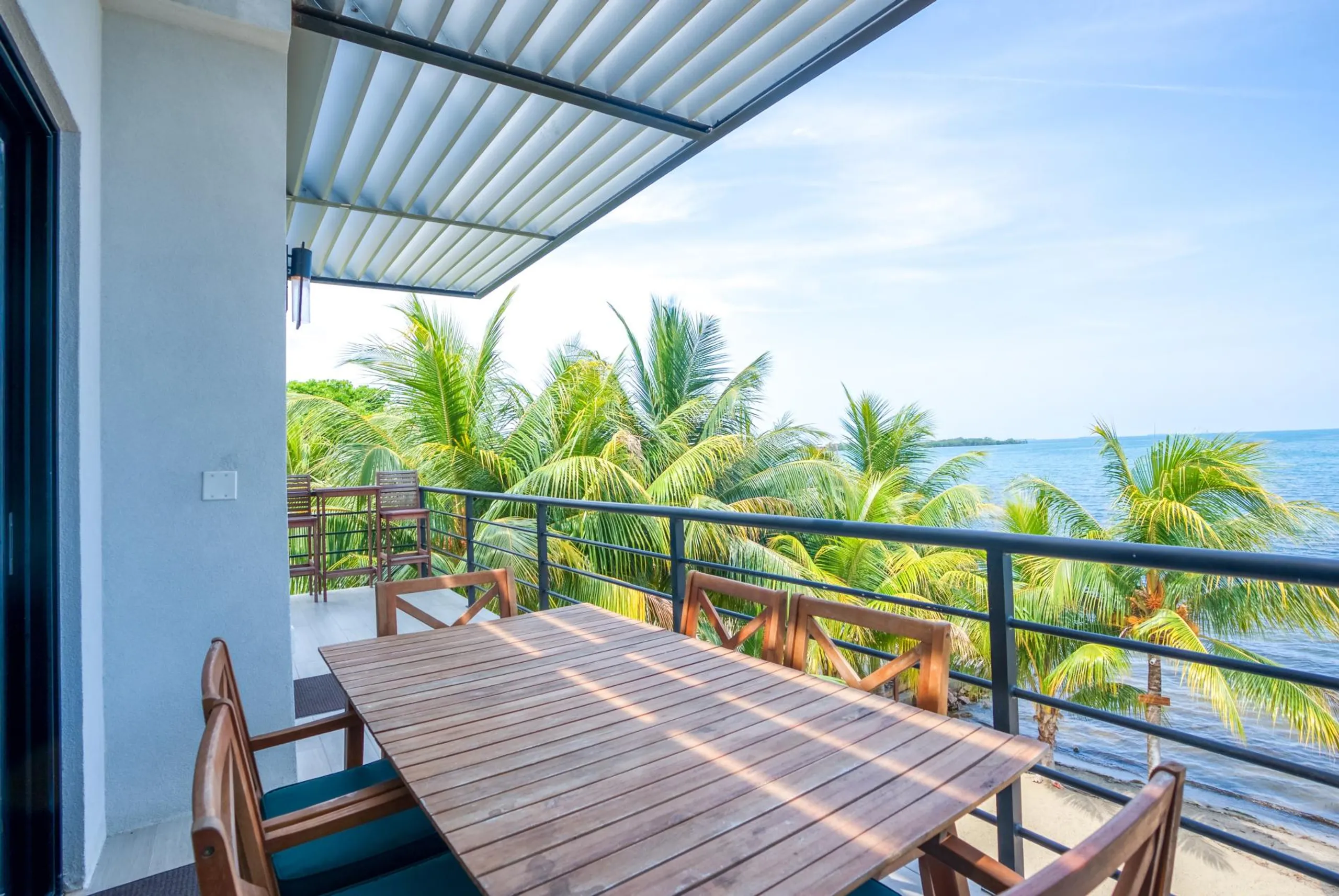 Noble Beachfront Condo Complex with Stunning Views — photograph 3