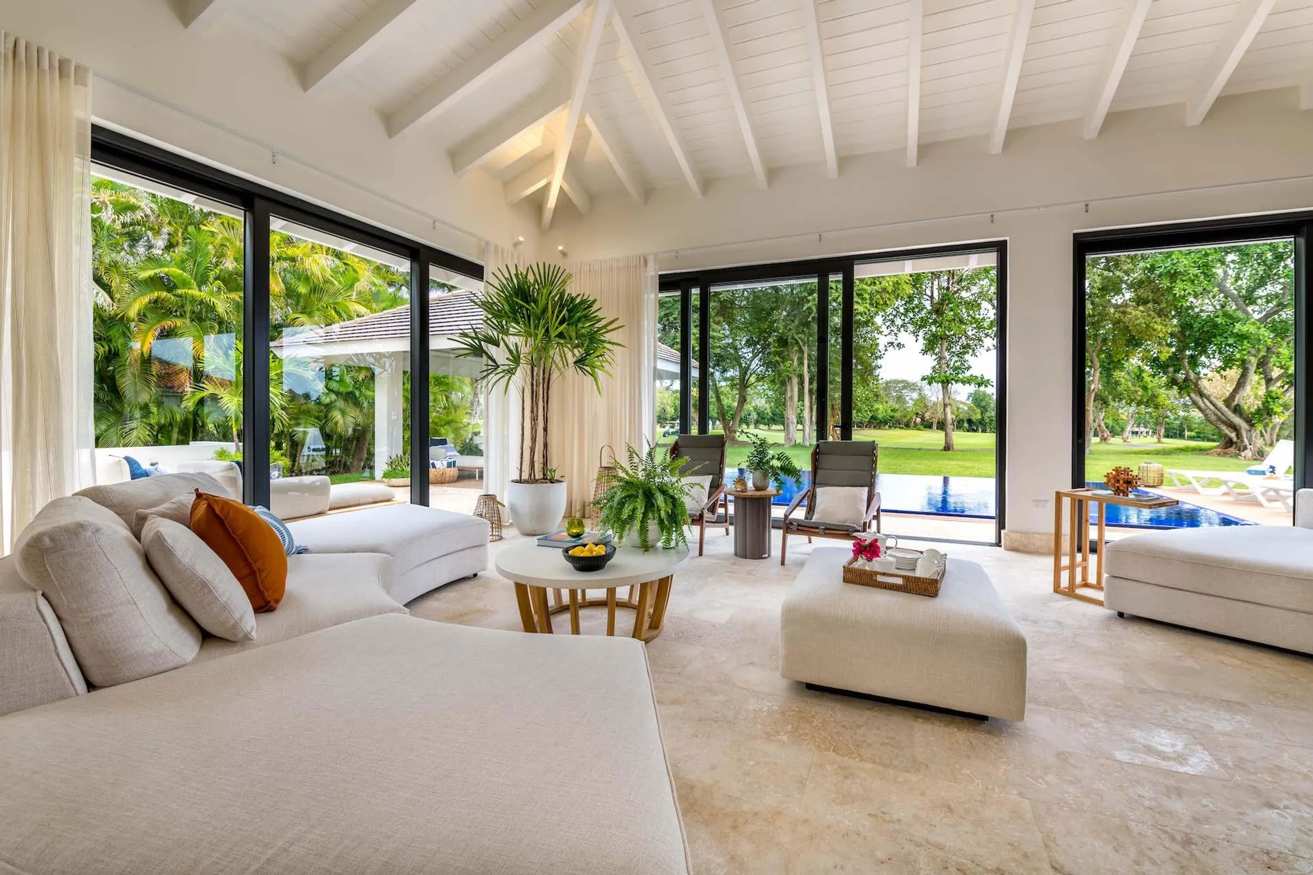 Resplendent 5BR Villa near Minitas Beach, La Marina, and La Romana Country Club — photograph 7