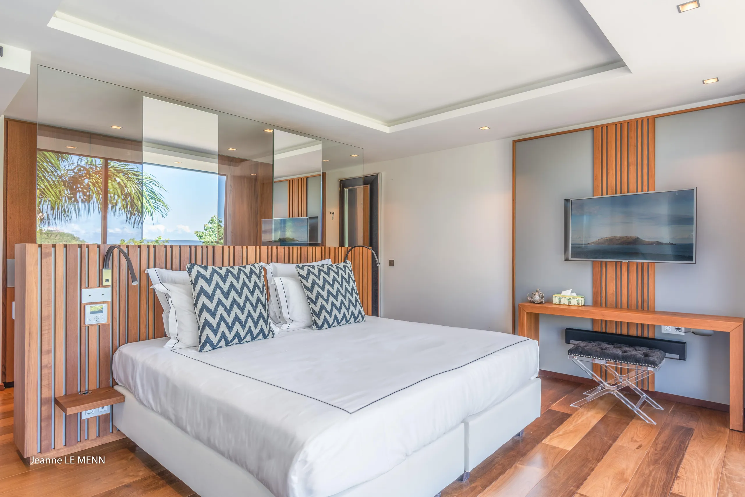 Captivating Tropical Villa with Infinity Pool and Fitness Room — photograph 12