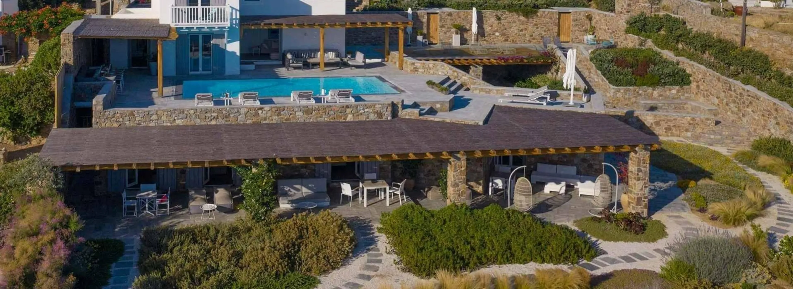 Grandiose Retreat with Scenic Views and  Private Pool — photograph 2