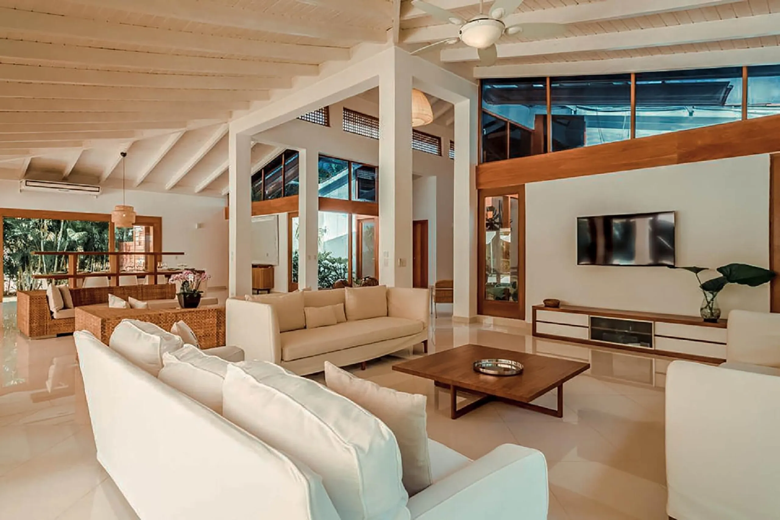 Contemporary Luxe Villa with Private Pool and Beach Access — photograph 8