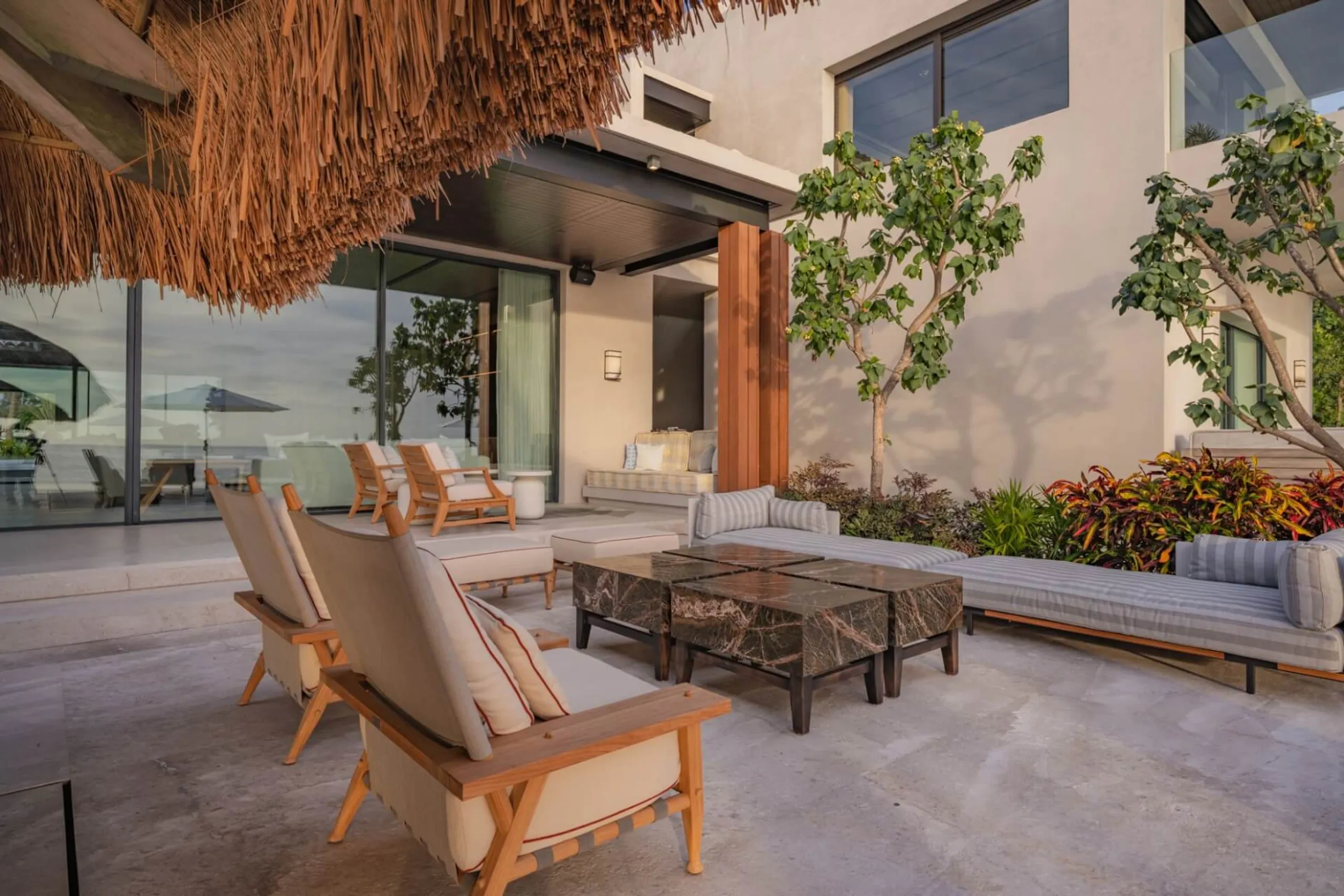 Oceanfront Luxury Estate with Infinity Pool, Theater, Bowling Alley & Spa — photograph 11