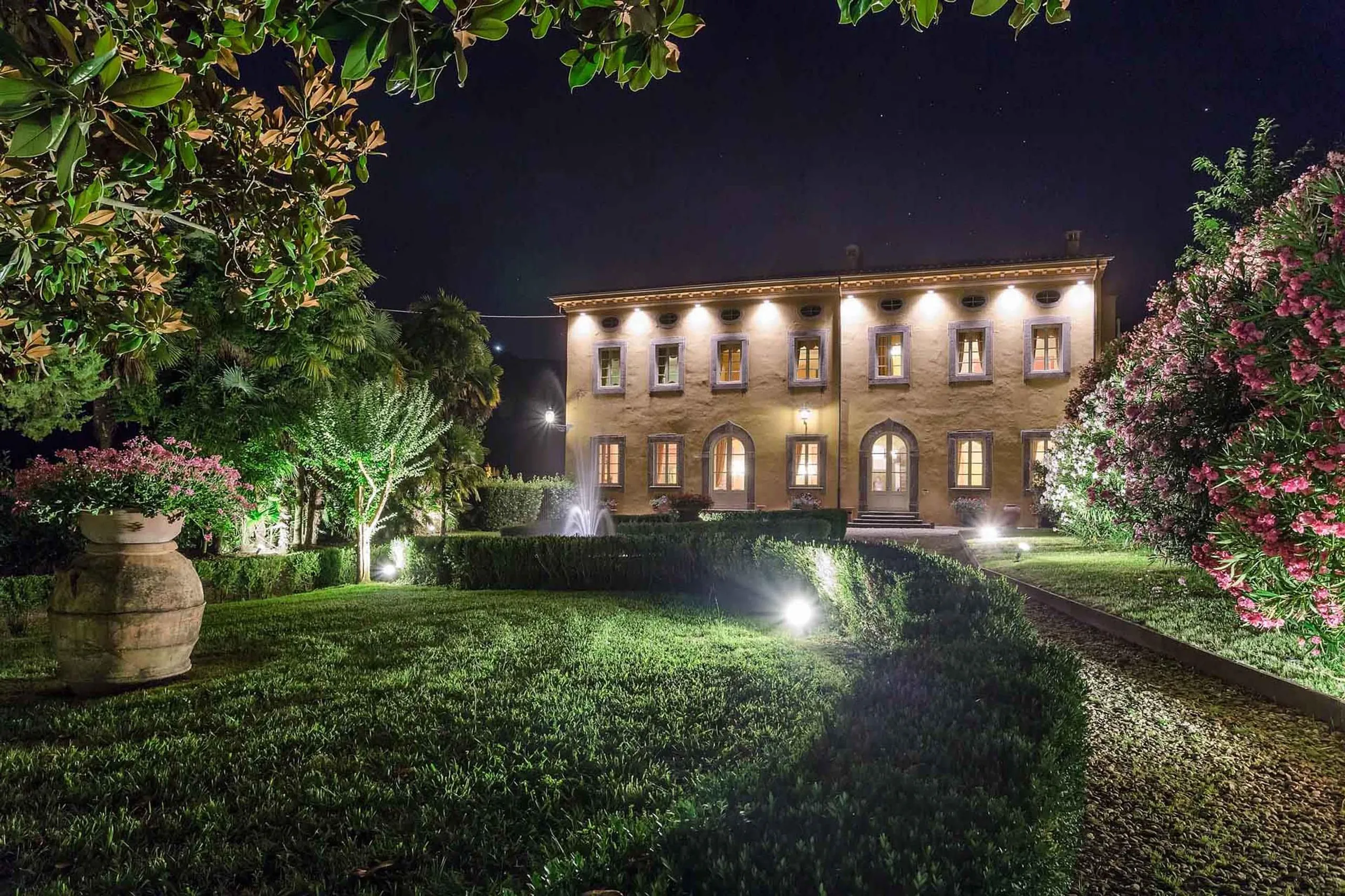 Elegant Hillside Villa With Panoramic Views — photograph 4