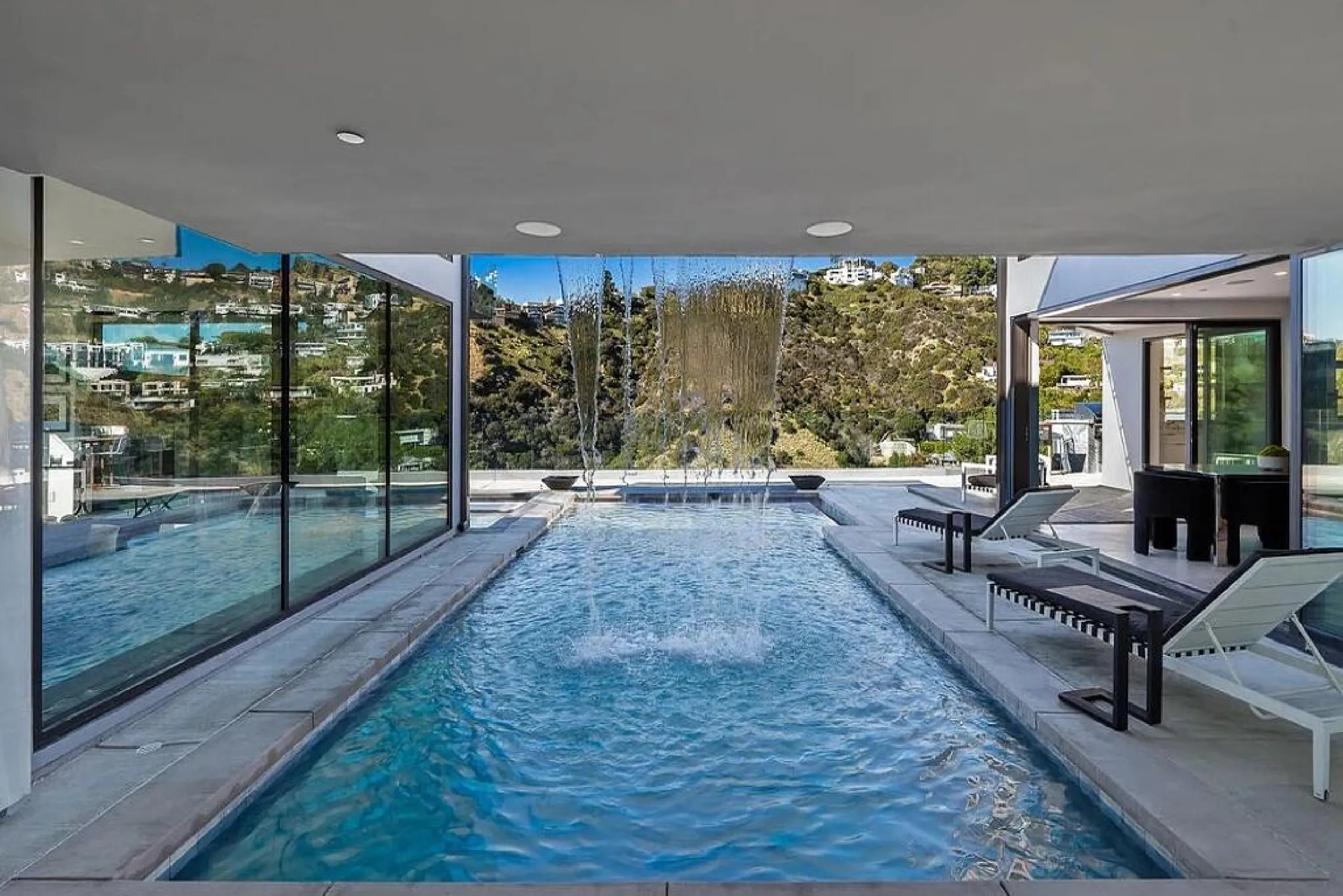 Ultra-Modern Hollywood Hills Villa with Infinity Pool, Spa, and Sunsent Views — photograph 3