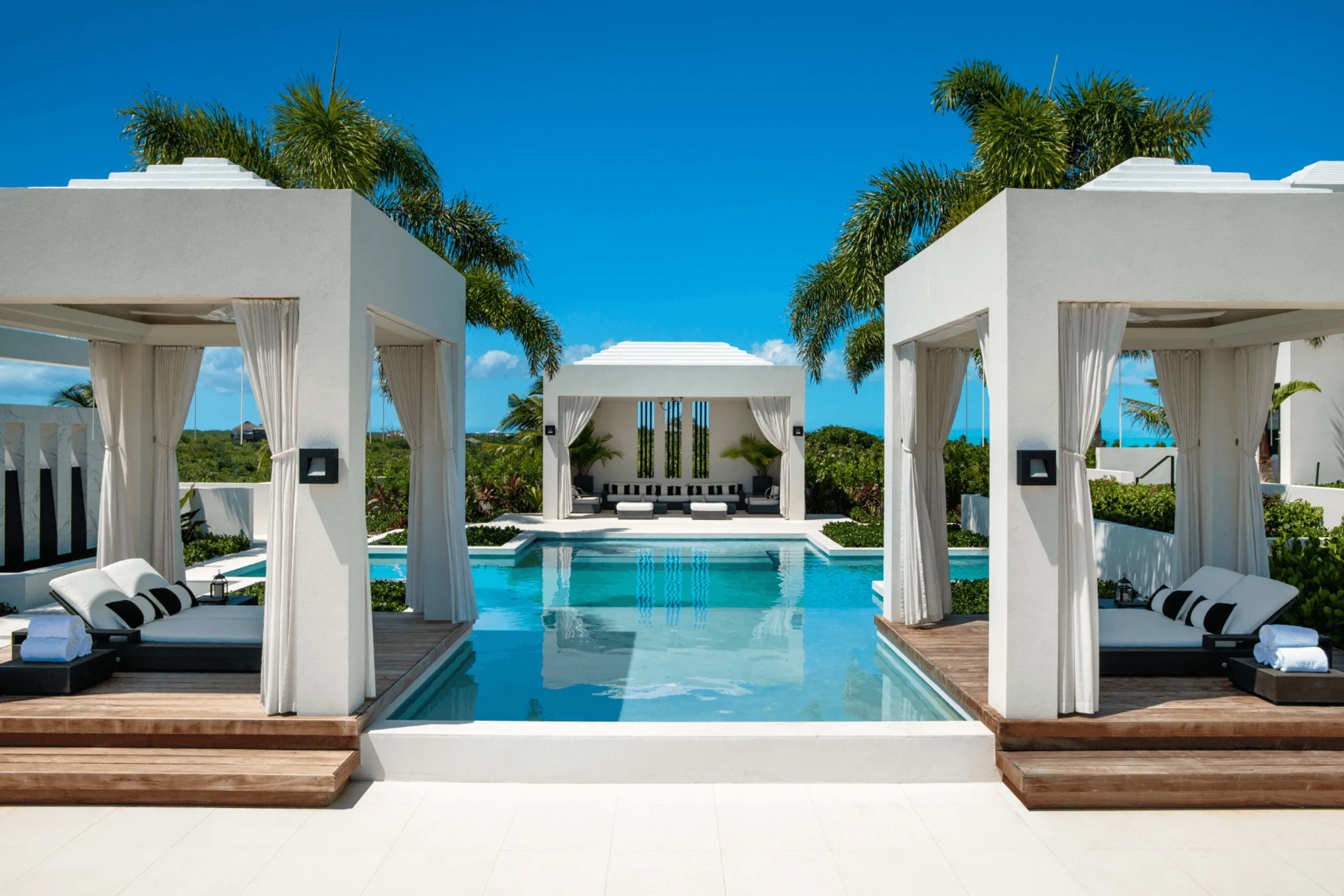 Long Bay Beach Grand Luxe Estate with Infinity Pool and Stunning Ocean Views — photograph 4