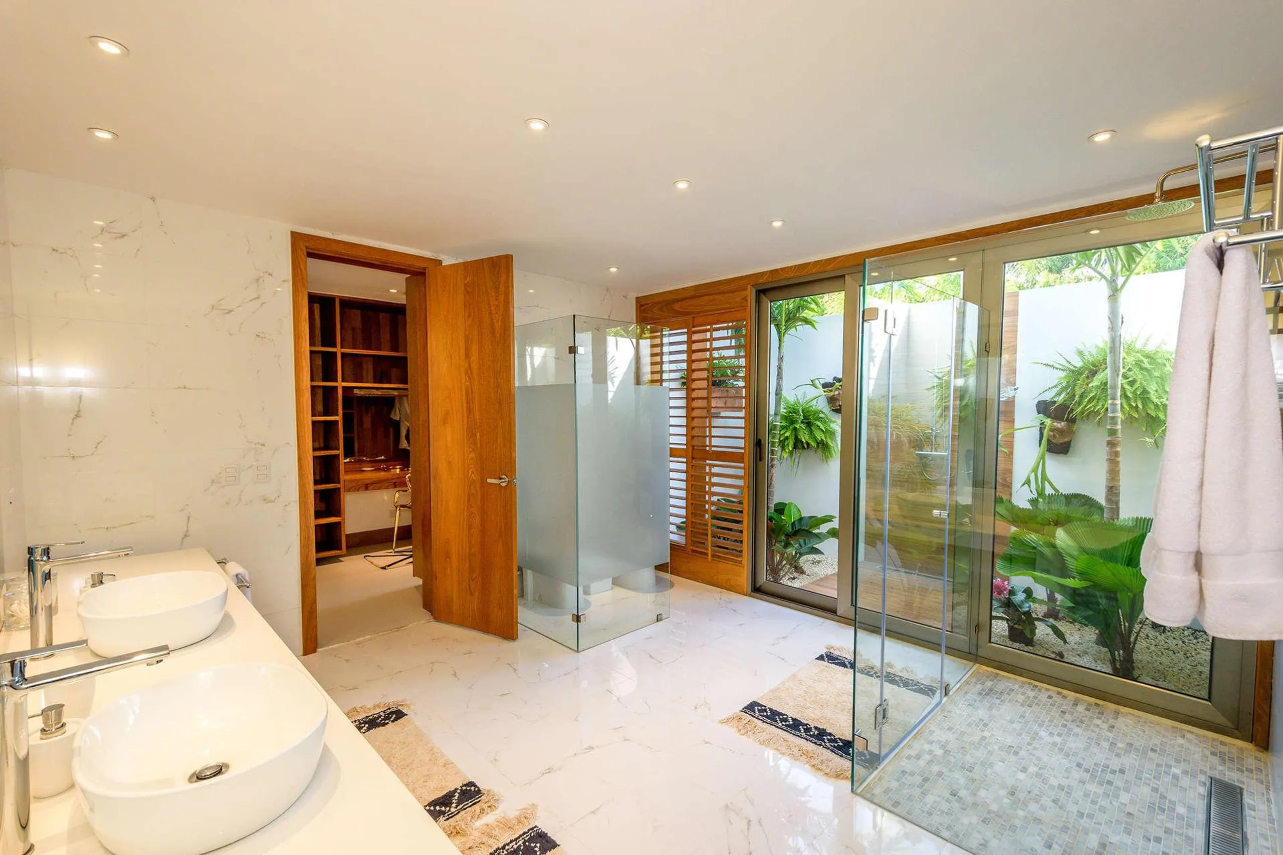 Modern Contemporary Villa with Private Infinity Pool and Stunning Golf Course Views — photograph 12