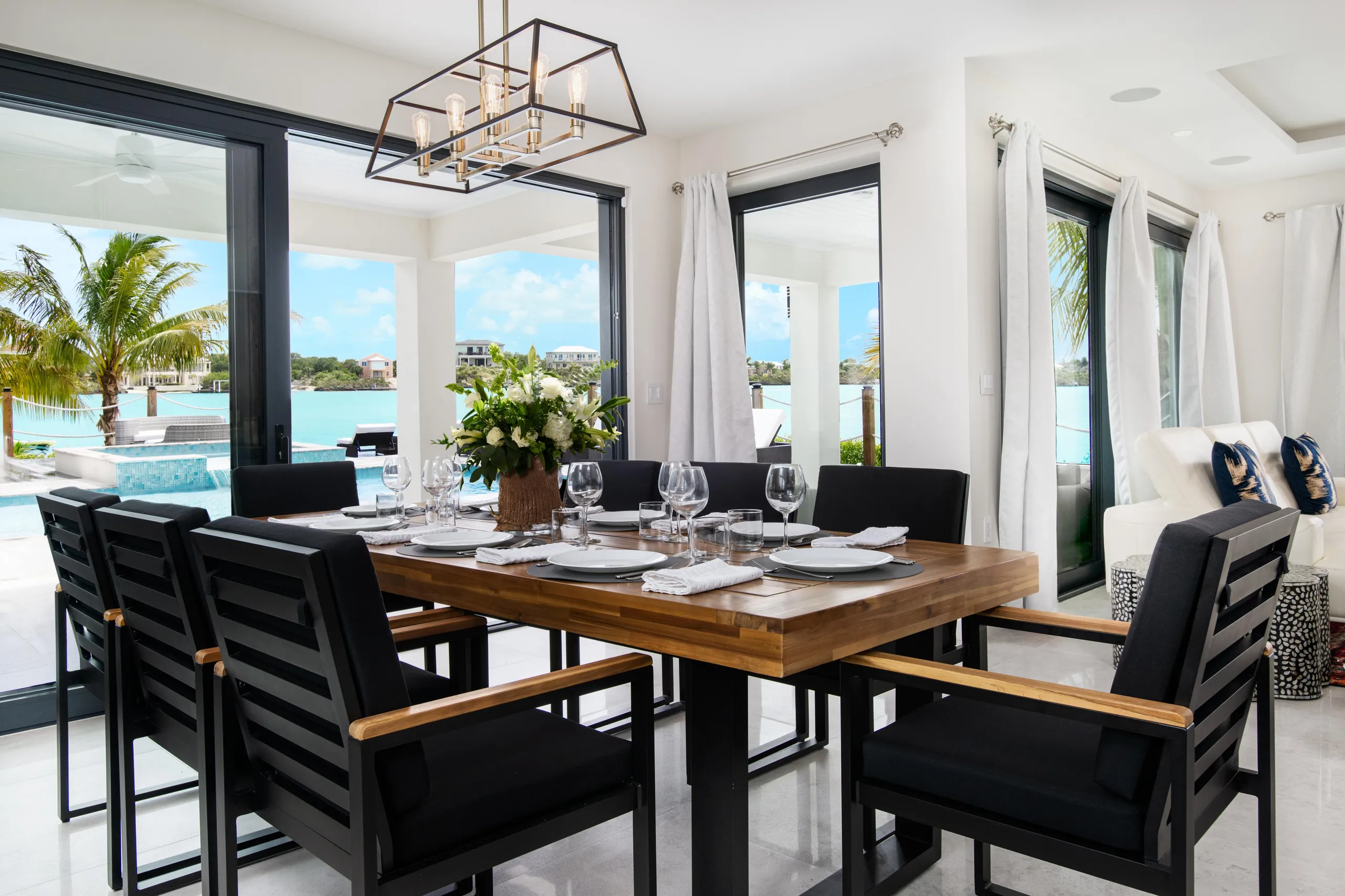 Chic Waterside Villa with Private Pool and Stunning Views — photograph 10