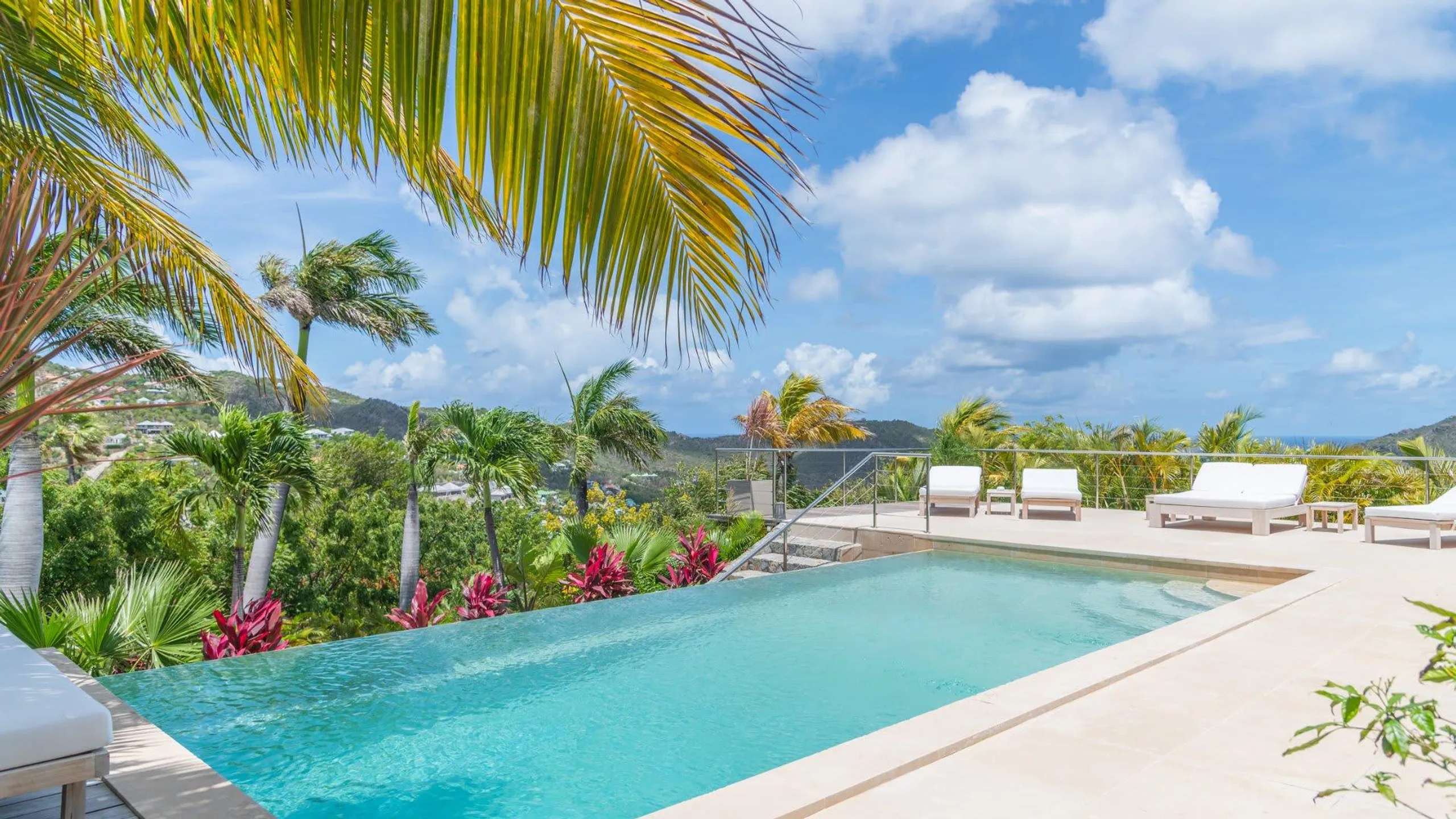 Upscale Caribbean Style Villa with Private Pool and Oceanview — photograph 3