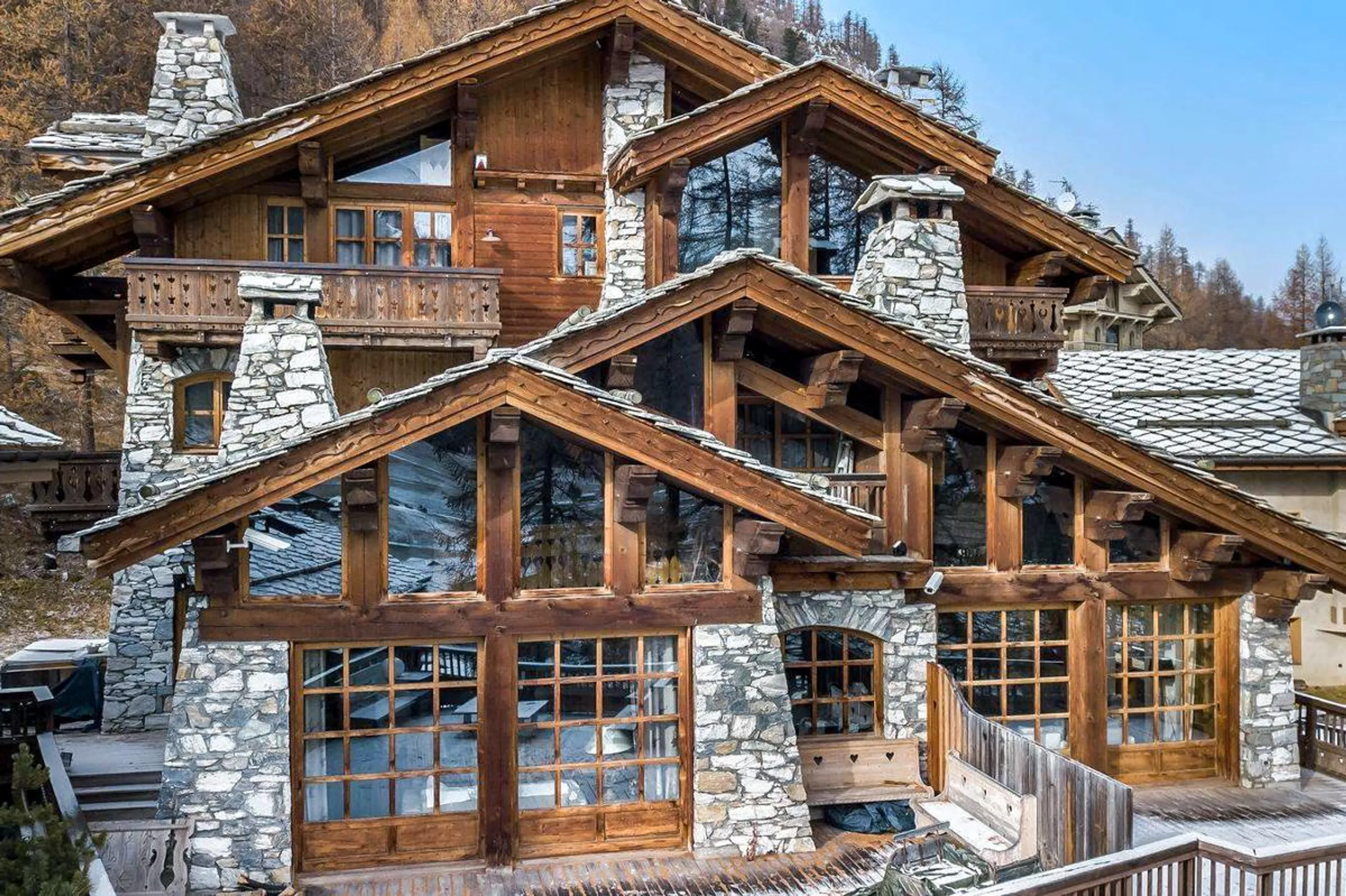 Charming Chalet in Val d’Isere with Stunning Mountain Views, Val D Isere