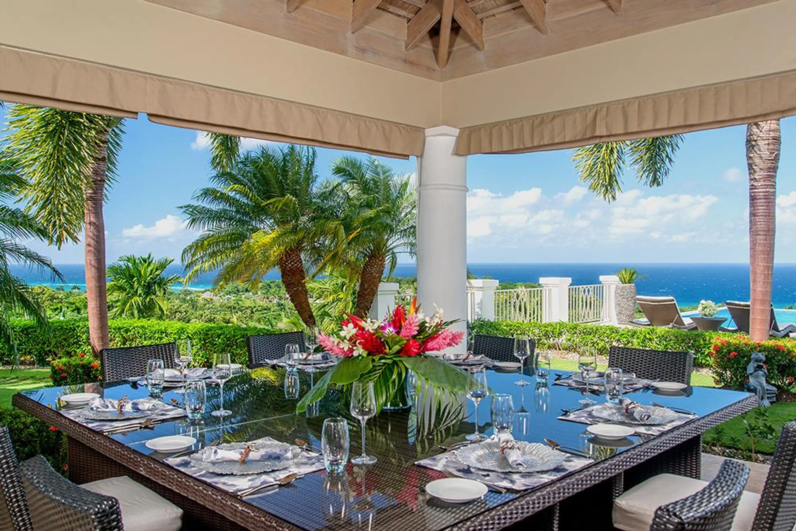 Sophisticated Sandy Bay Villa with Infinity Pool and Panoramic Ocean Views — photograph 8