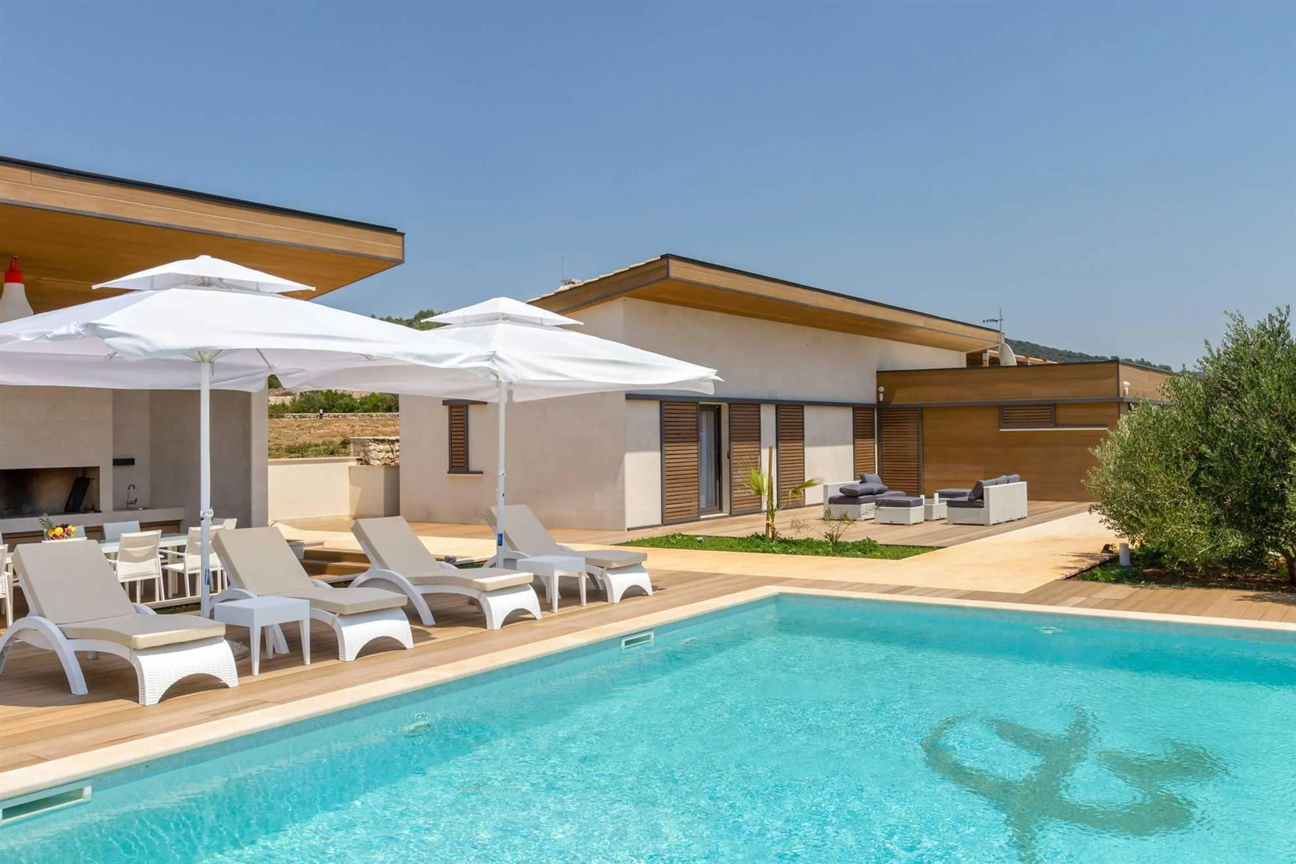 Radiant Modern Villa with Pool, Sauna, and Tennis Court in Hvar — photograph 8