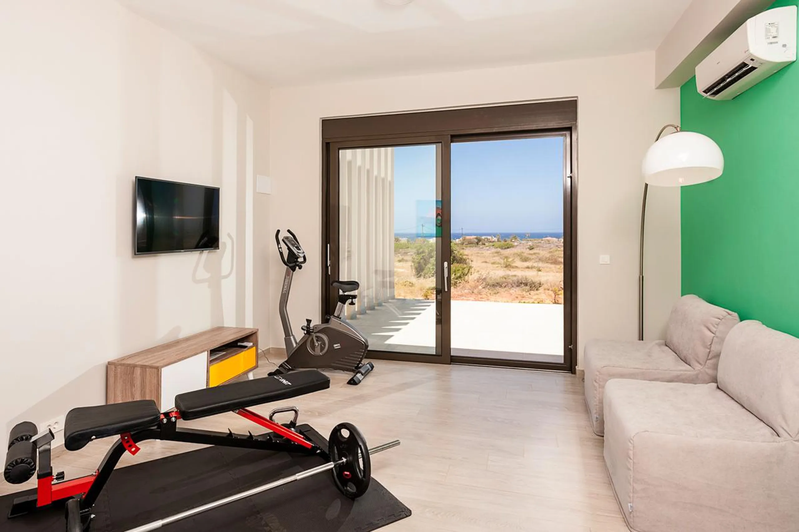 Chic Mediterranean Villa with Heated Infinity Pool, Tennis Court and Mountain Views — photograph 9
