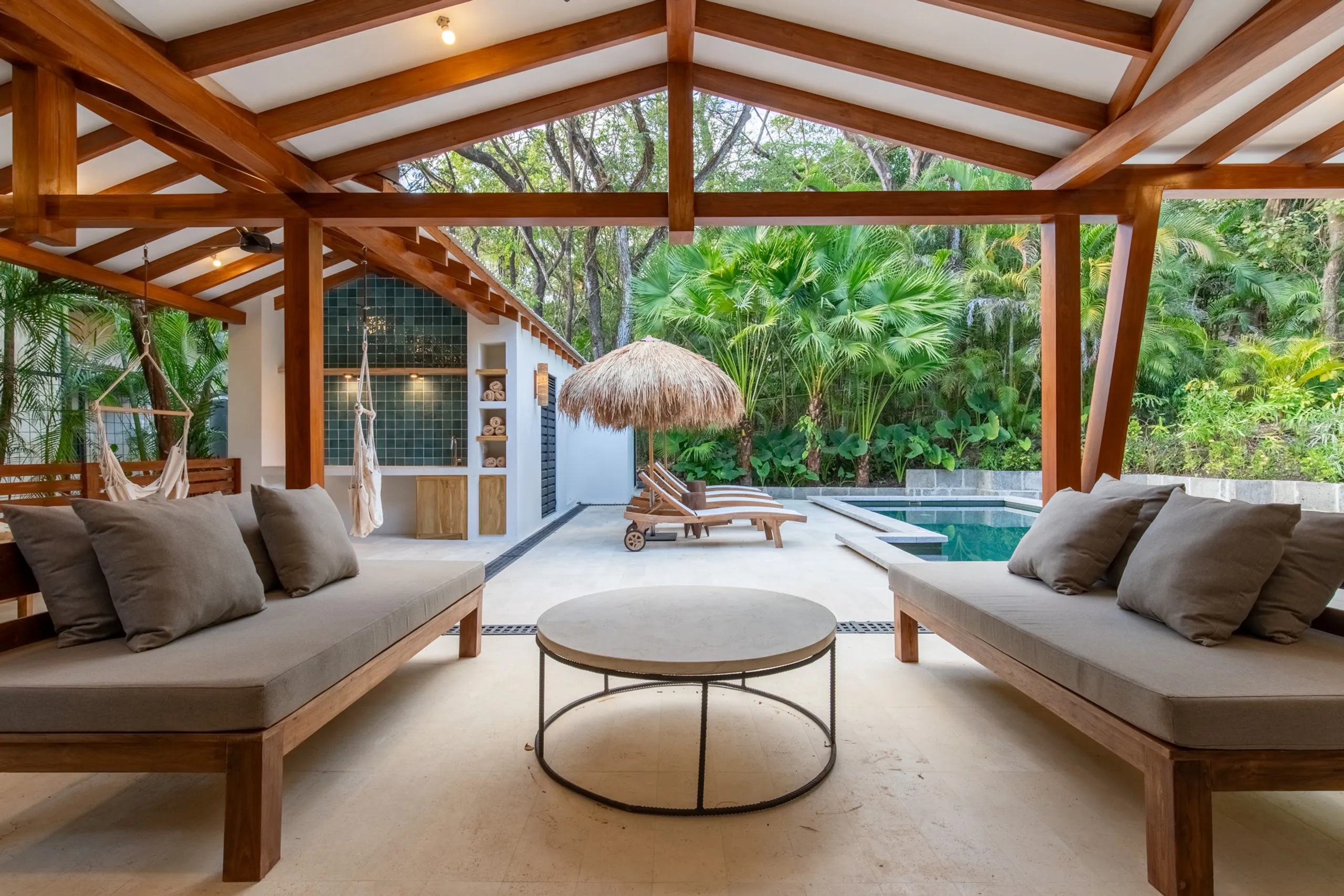 Modern Bali-Inspired Villa with Private Pool & Lush Privacy — photograph 3