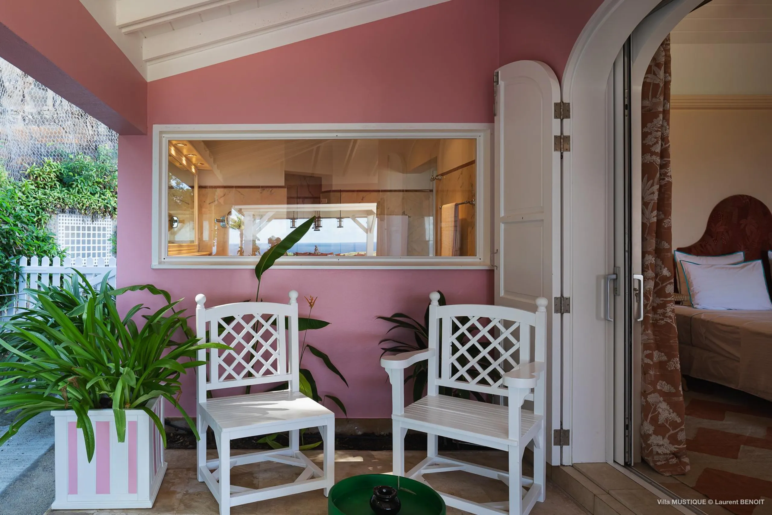 Glamorous Seaside Estate with Private Pool and Large Backyard — photograph 7