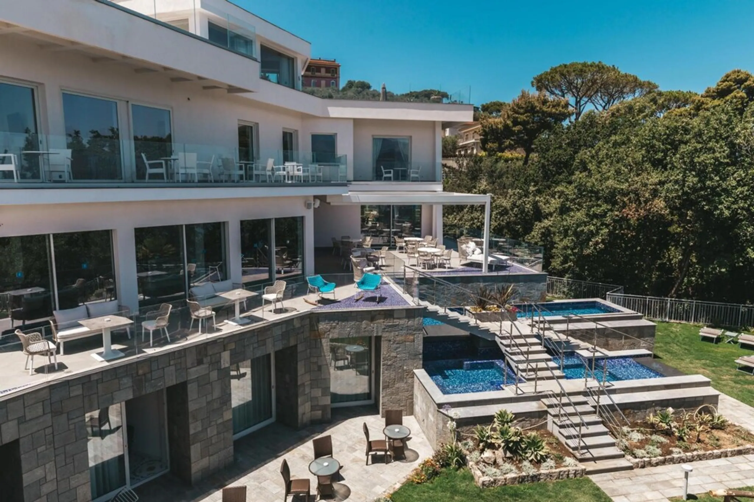 Majestic Seafront Villa with Heated Pool and English-Style Garden — photograph 6