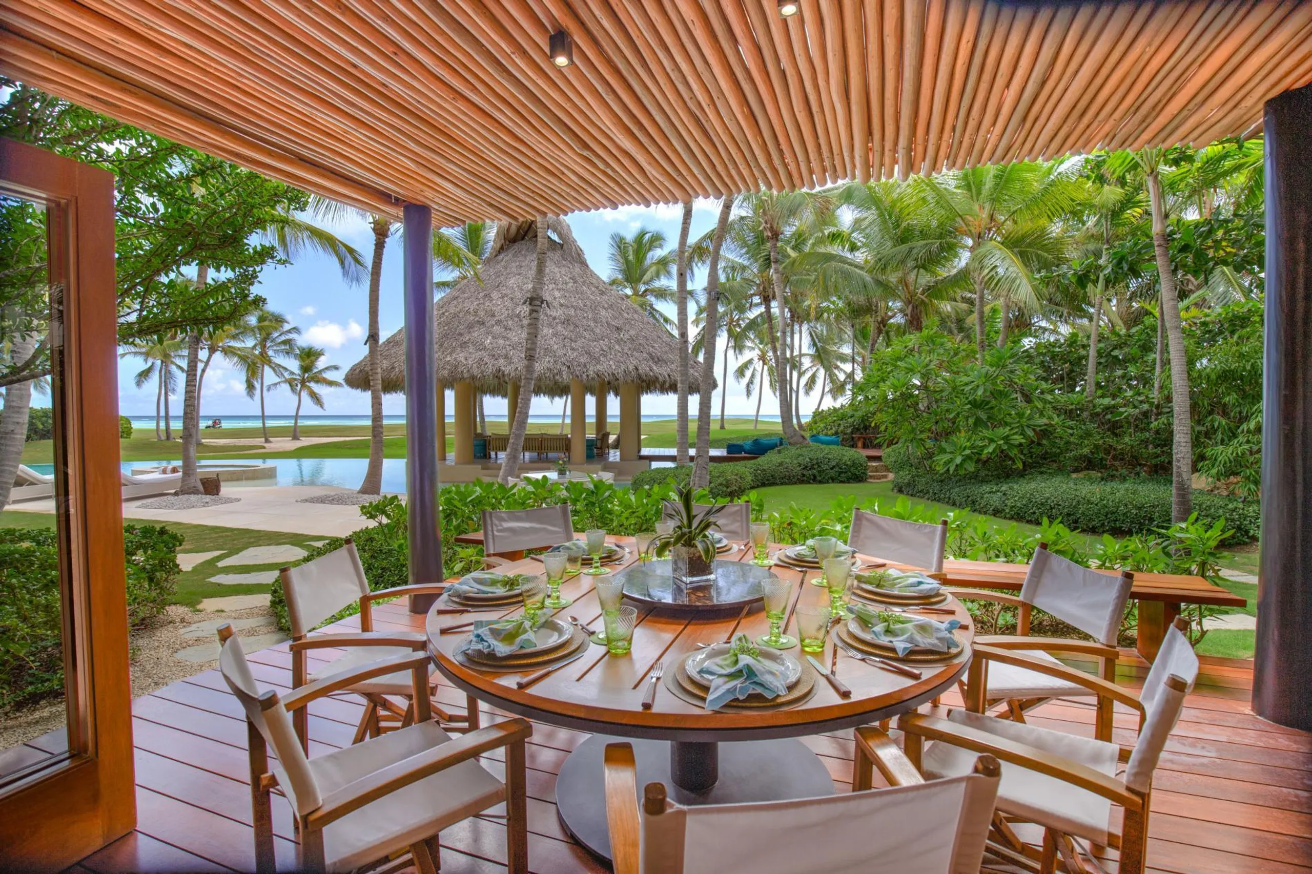 Oceanfront Villa Merging Classic and Modern Architecture with Private Pool and Golf Course Views — photograph 8