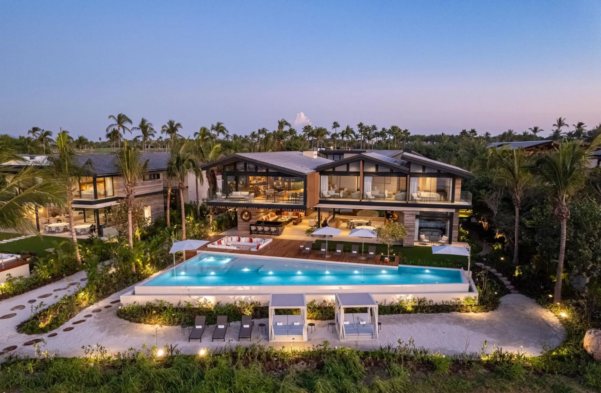 Elegantly Appointed 8-Bedroom Oceanfront Estate Overlooking Tail of the Whale — photograph 6