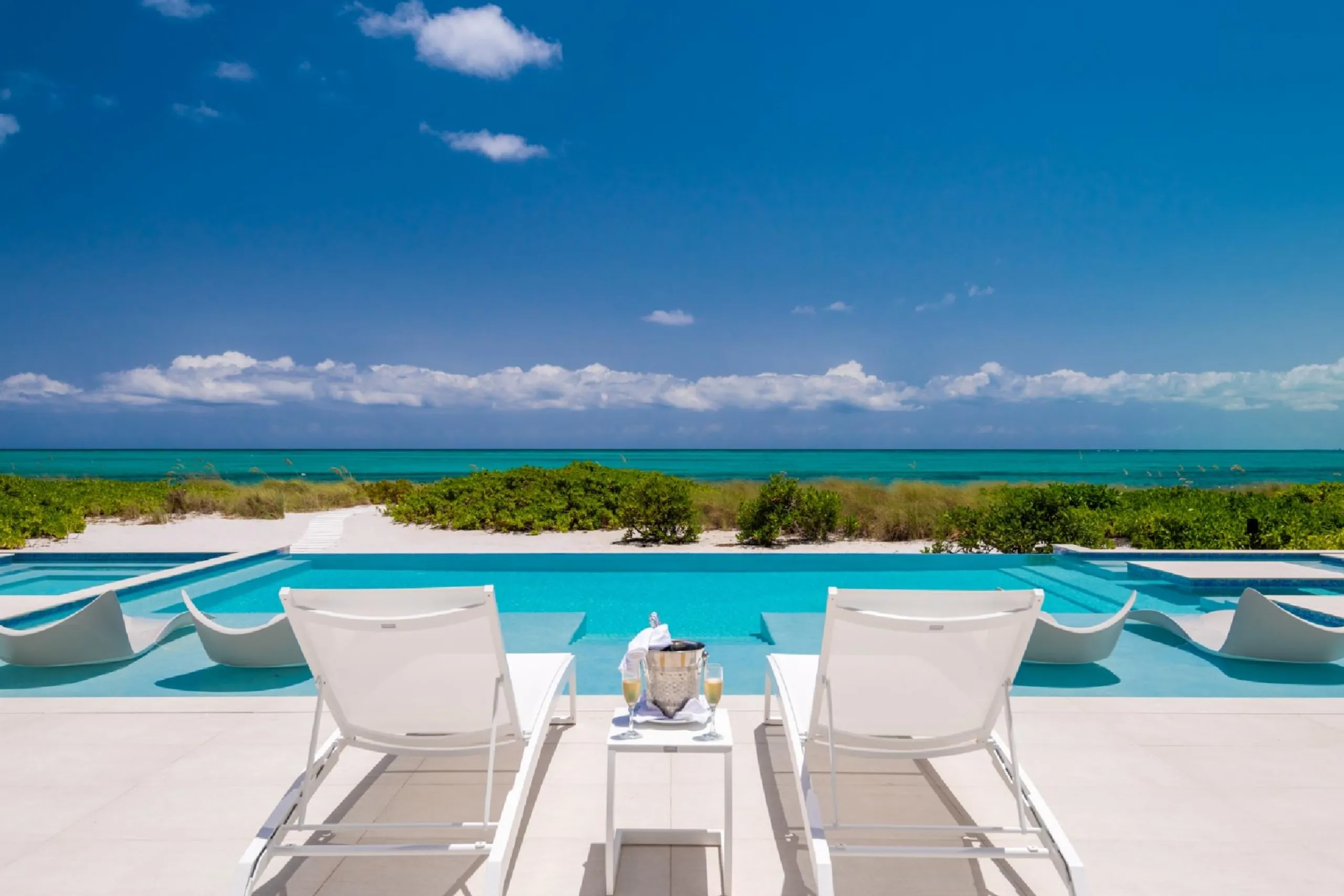 Ultra Modern Grand Architectural Estate with Ocean Views and Infinity Pool — photograph 6