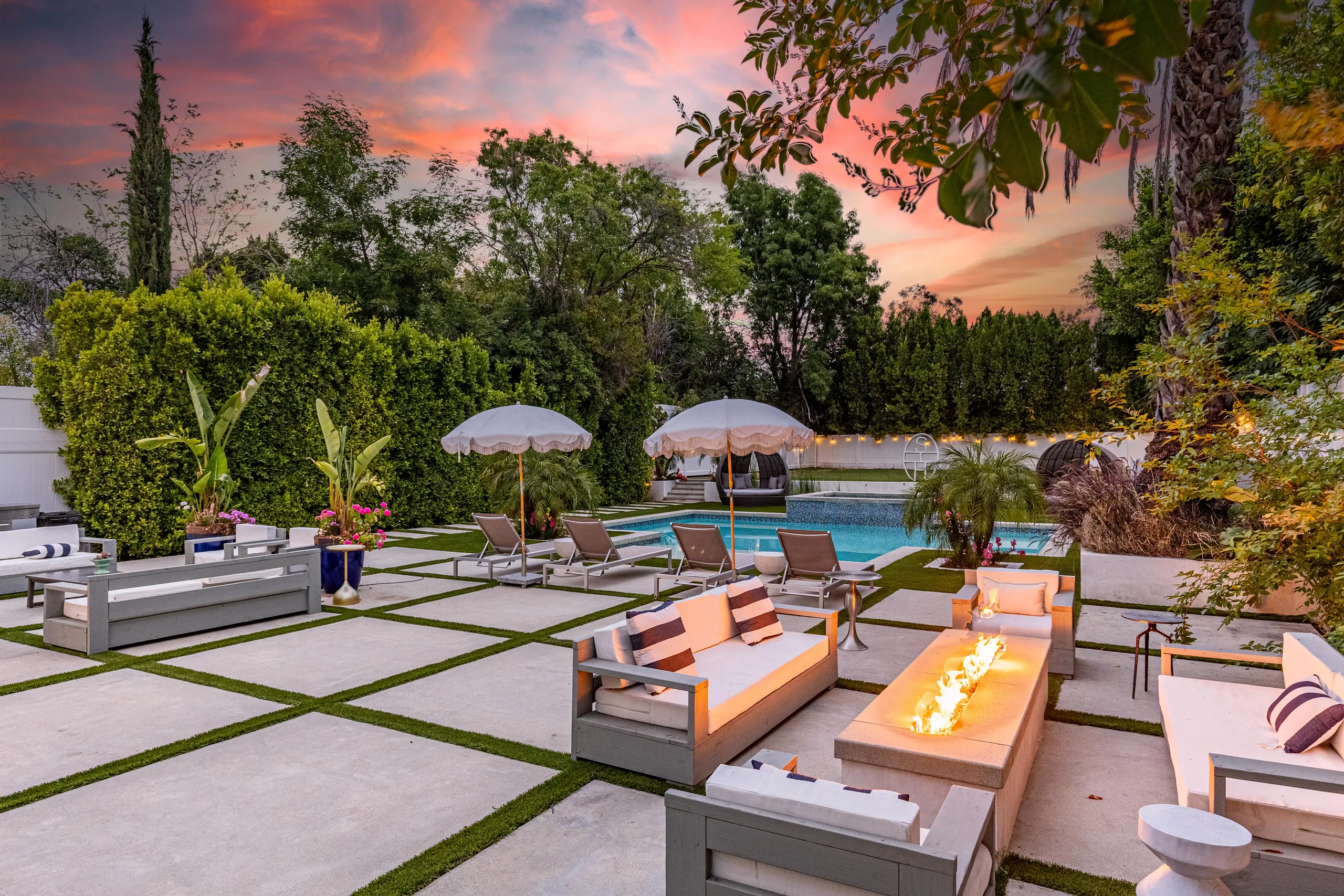 Exclusive Tarzana Haven with Private Pool, Spa and Stone Fireplace — photograph 9