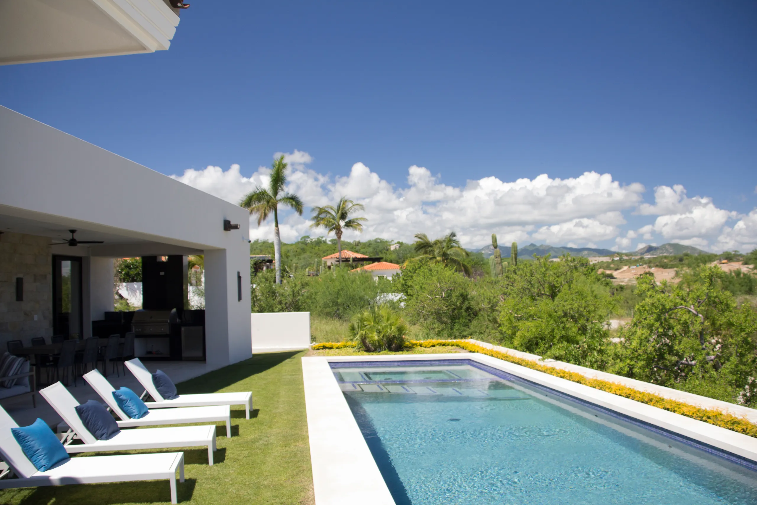 Elegant and Modern Pamilla Estate with Pool and Gorgeous Views — photograph 2