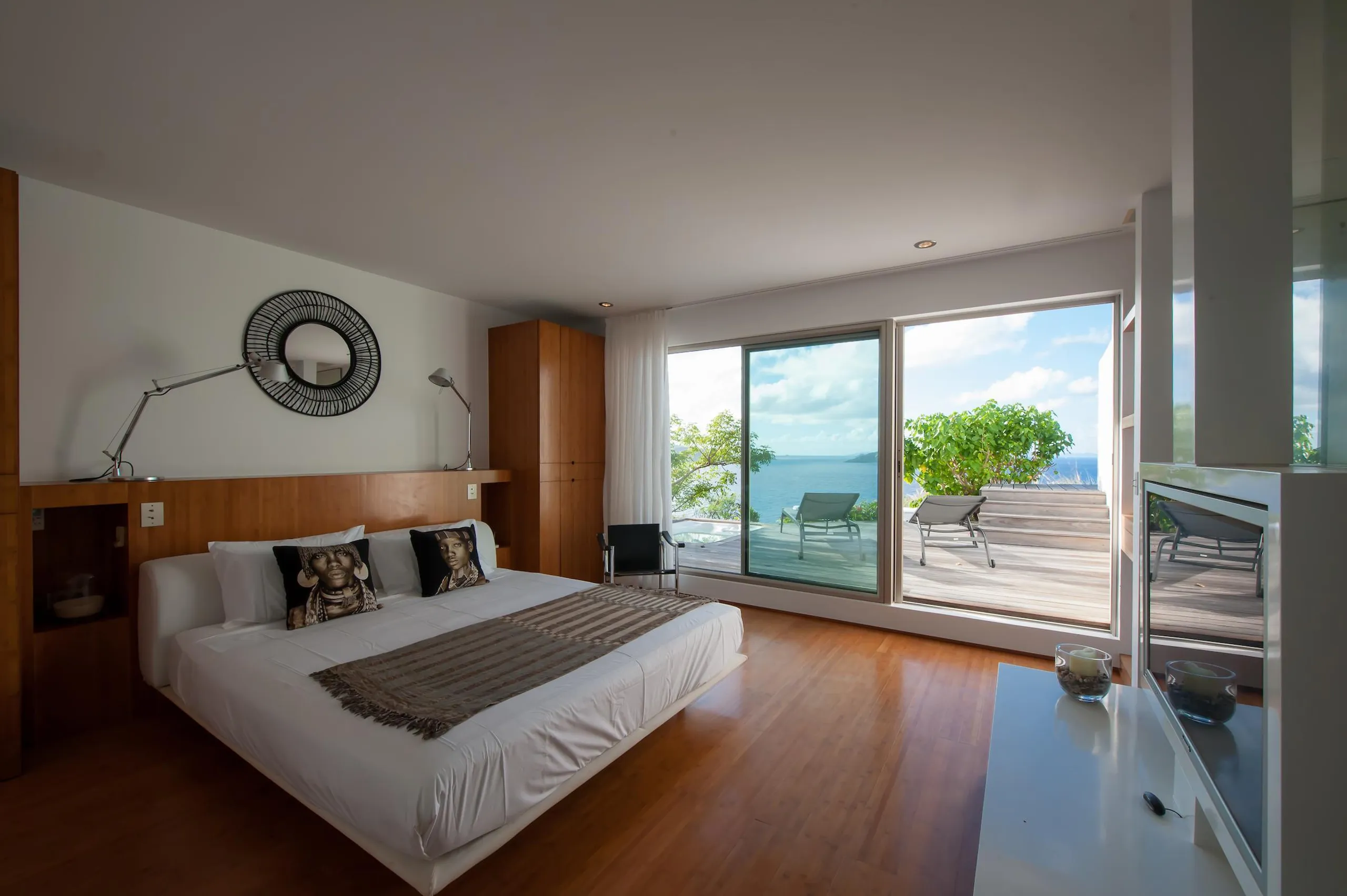 Shimmering Caribbean Villa with Infinity Pool and Ocean Views — photograph 12