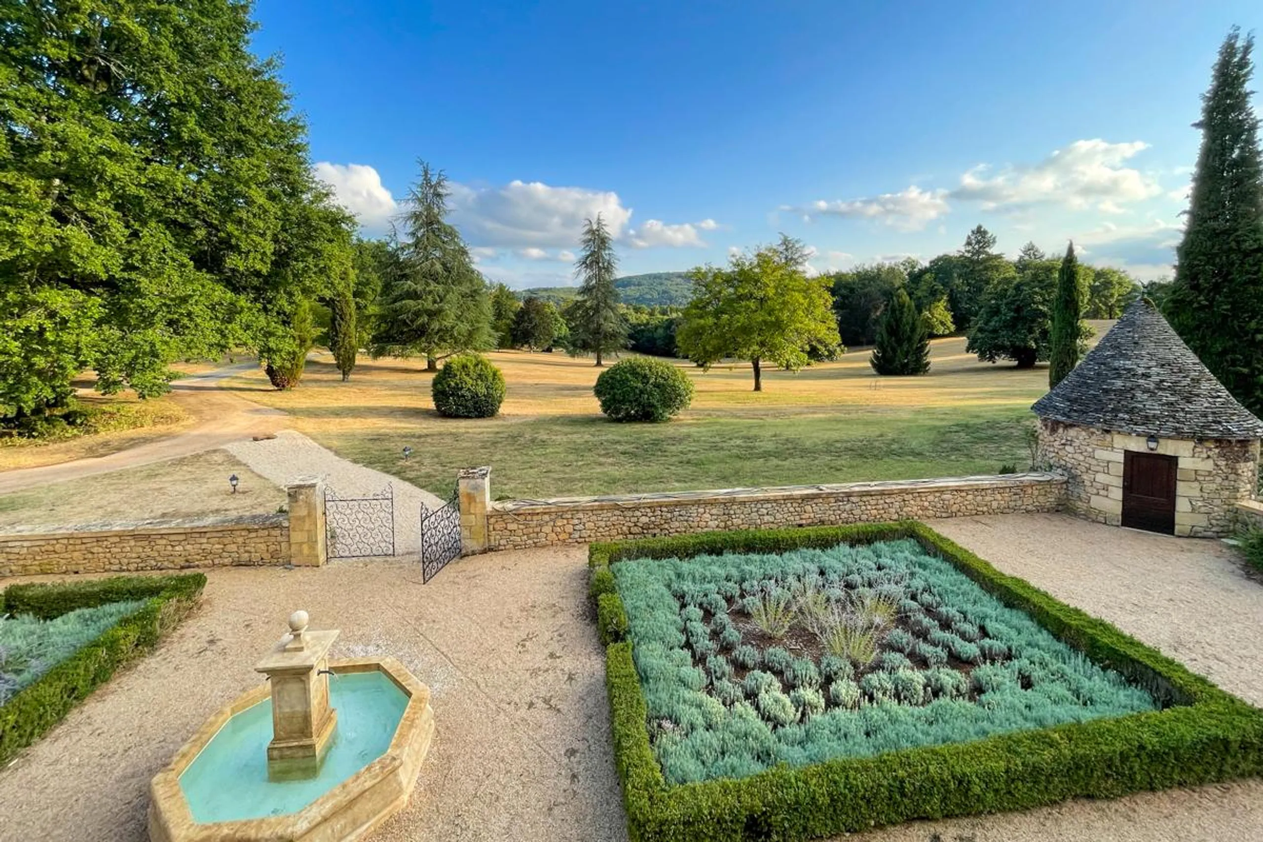 Elegant Historic Villa with Private Pool and Garden Water — photograph 9