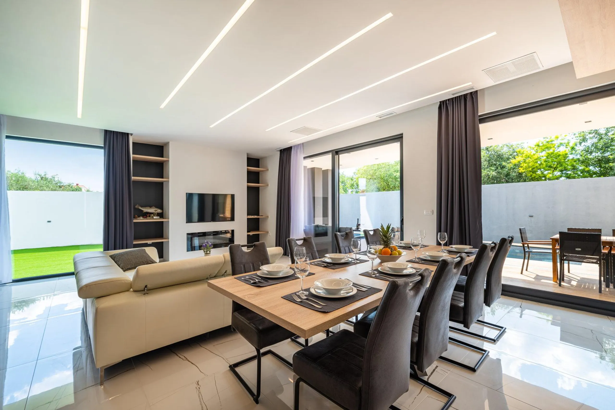 Breathtakingly Beautiful Villa with Dual Pools and Spectacular Views — photograph 10