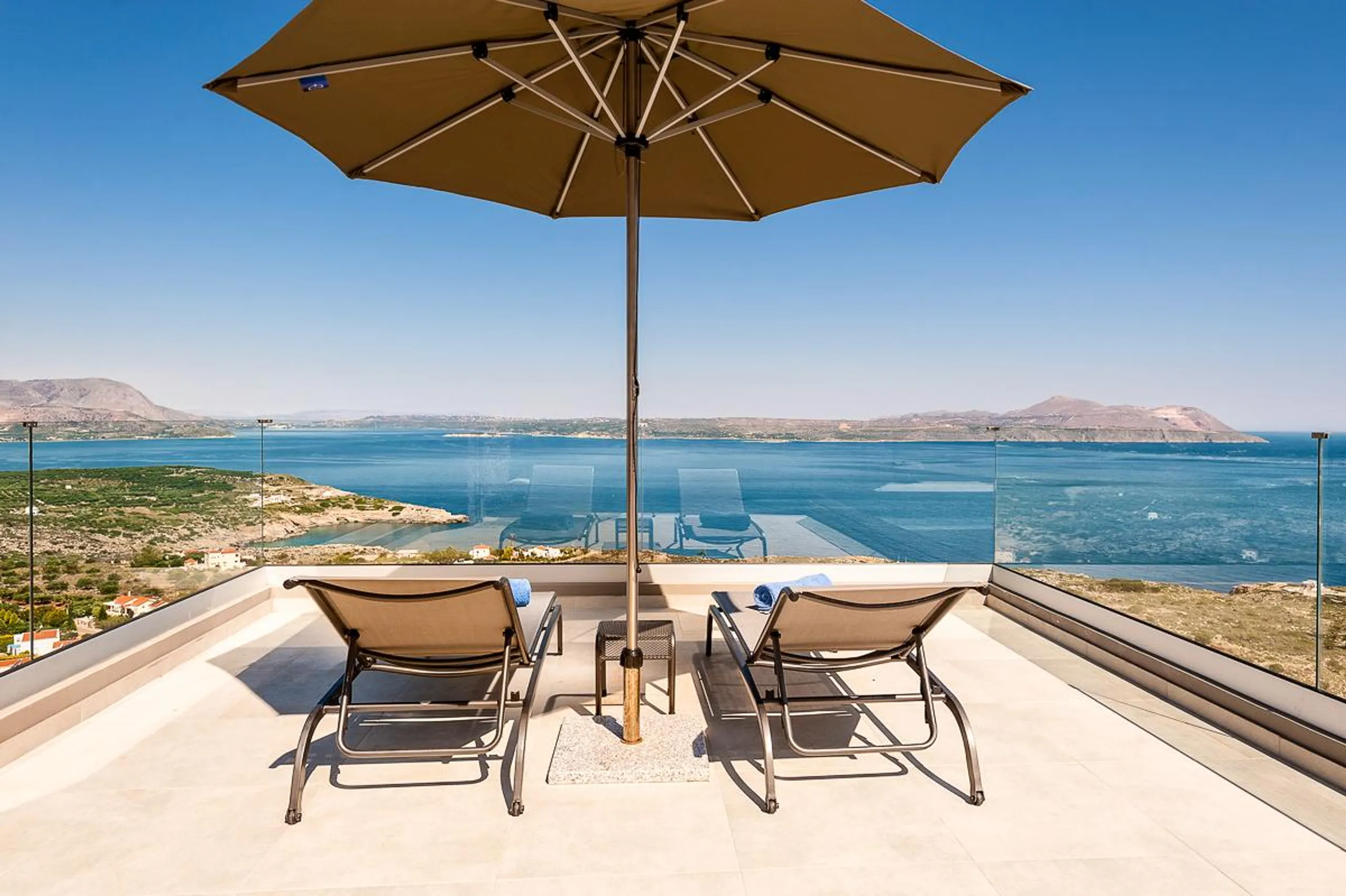 Extraordinary Cretian Villa with Infinity Pool and Bay Views — photograph 4