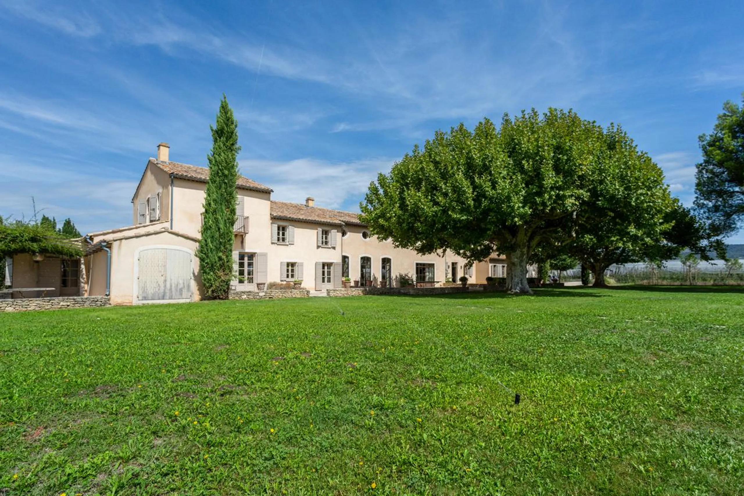 Traditional Villa with Private Pool Surrounded by Gardens, Lagnes