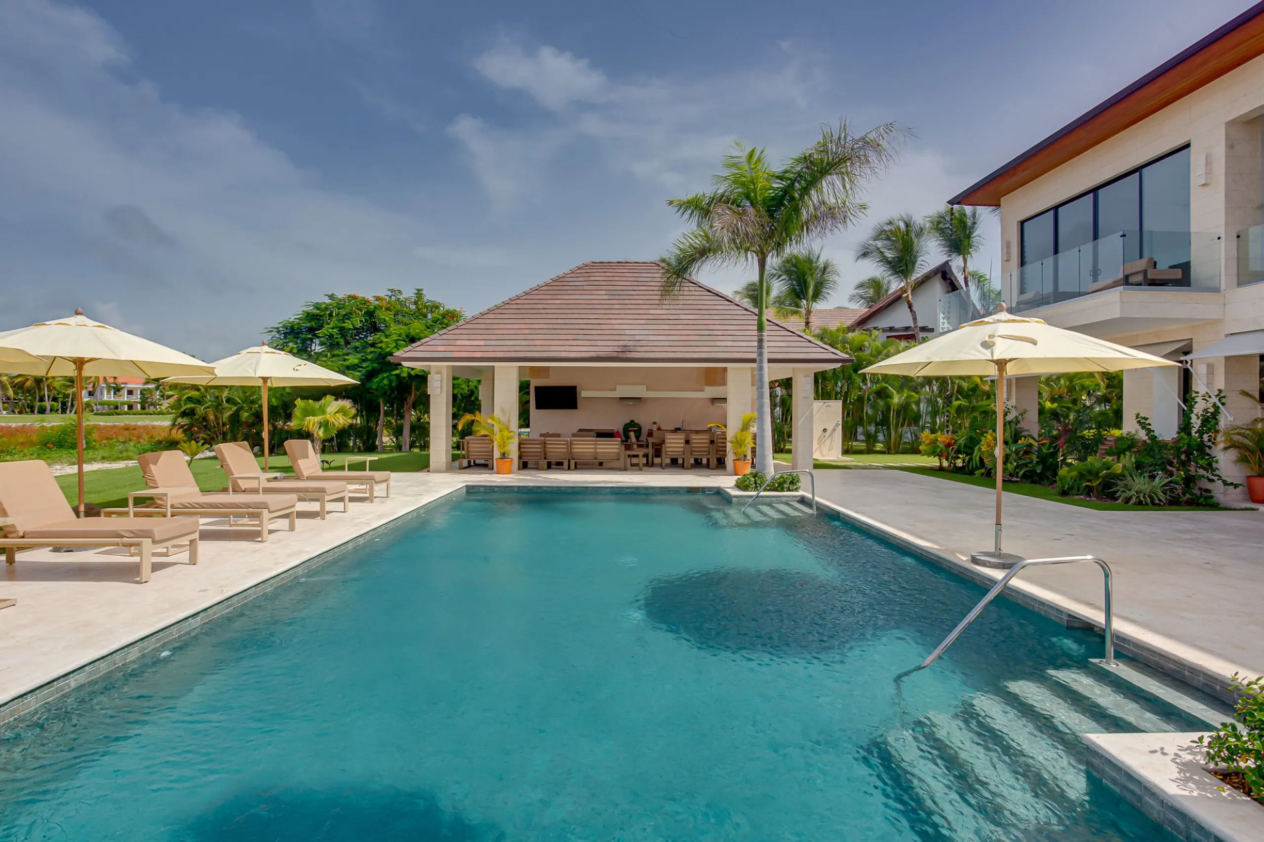 Tropical 7 Bedroom Luxury Villa with Private Pool, and Golf Course Access — photograph 5