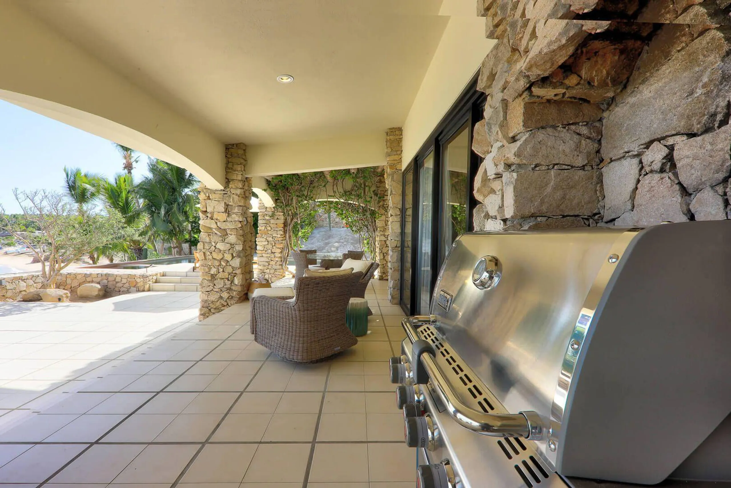 Magnificent Palmilla Luxury Beachfront Retreat with Pool and Ocean Views — photograph 11
