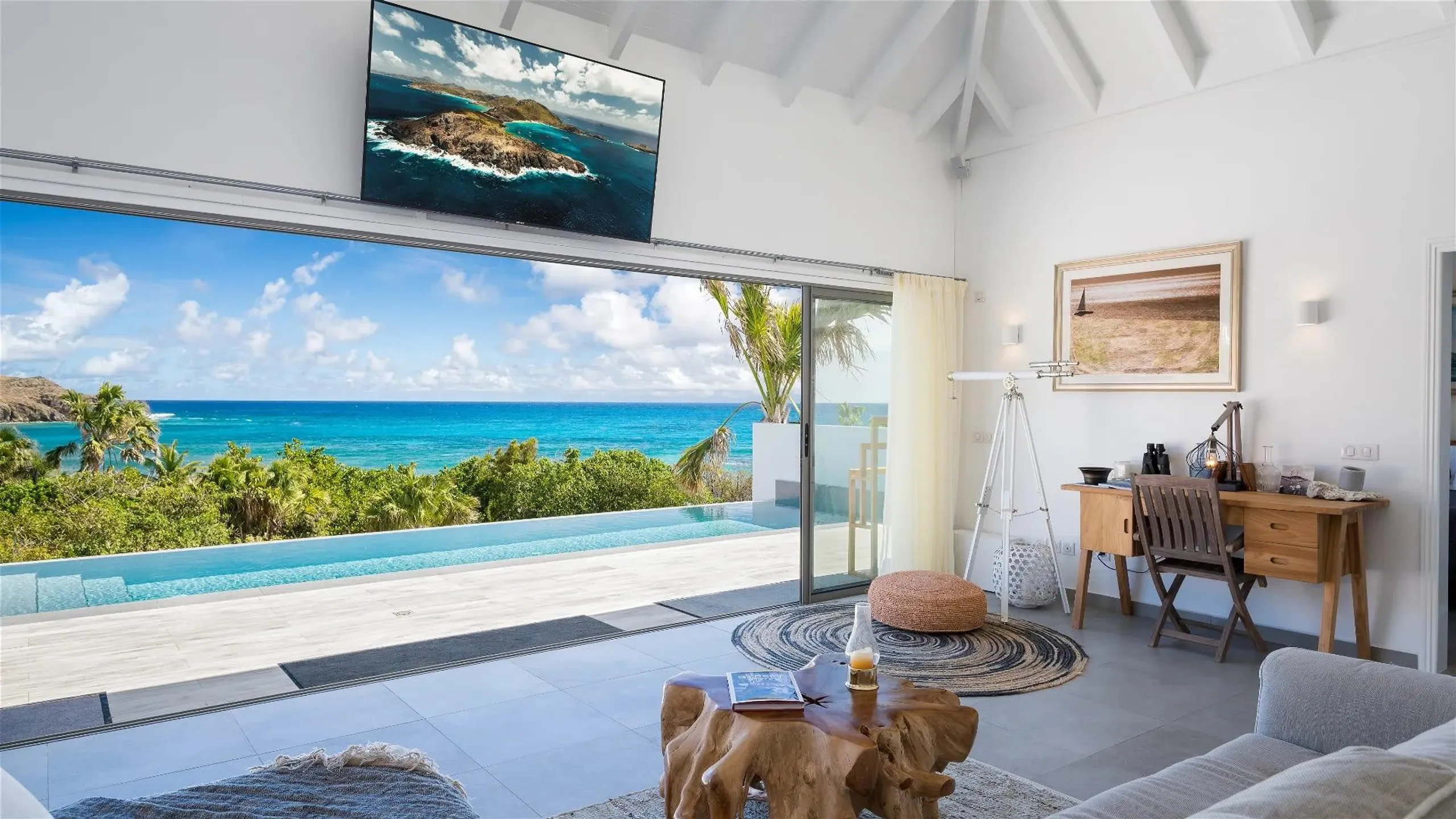 Captivating Caribbean Villa with Infinity Pool — photograph 3