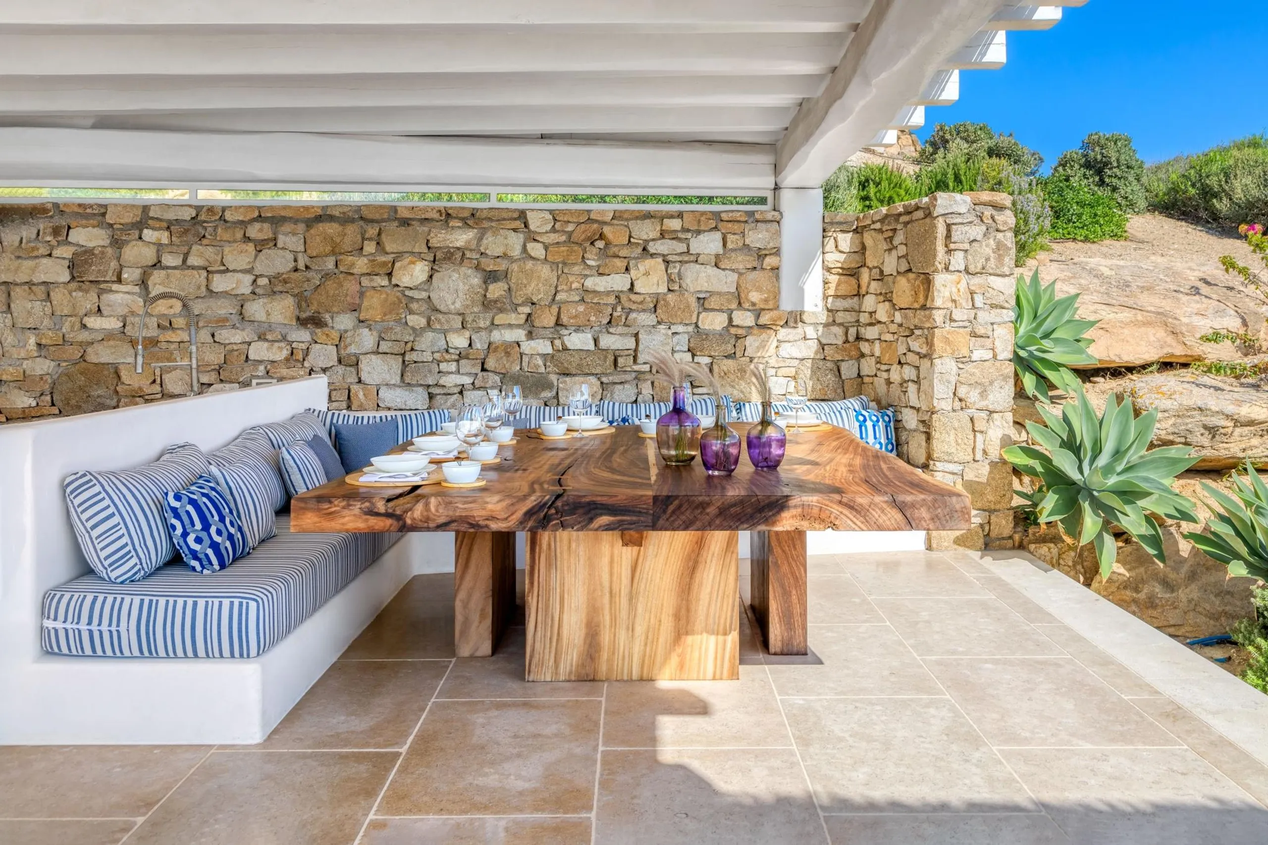Rich Mykonos Villa with Crystalline Pool and Jacuzzi — photograph 6