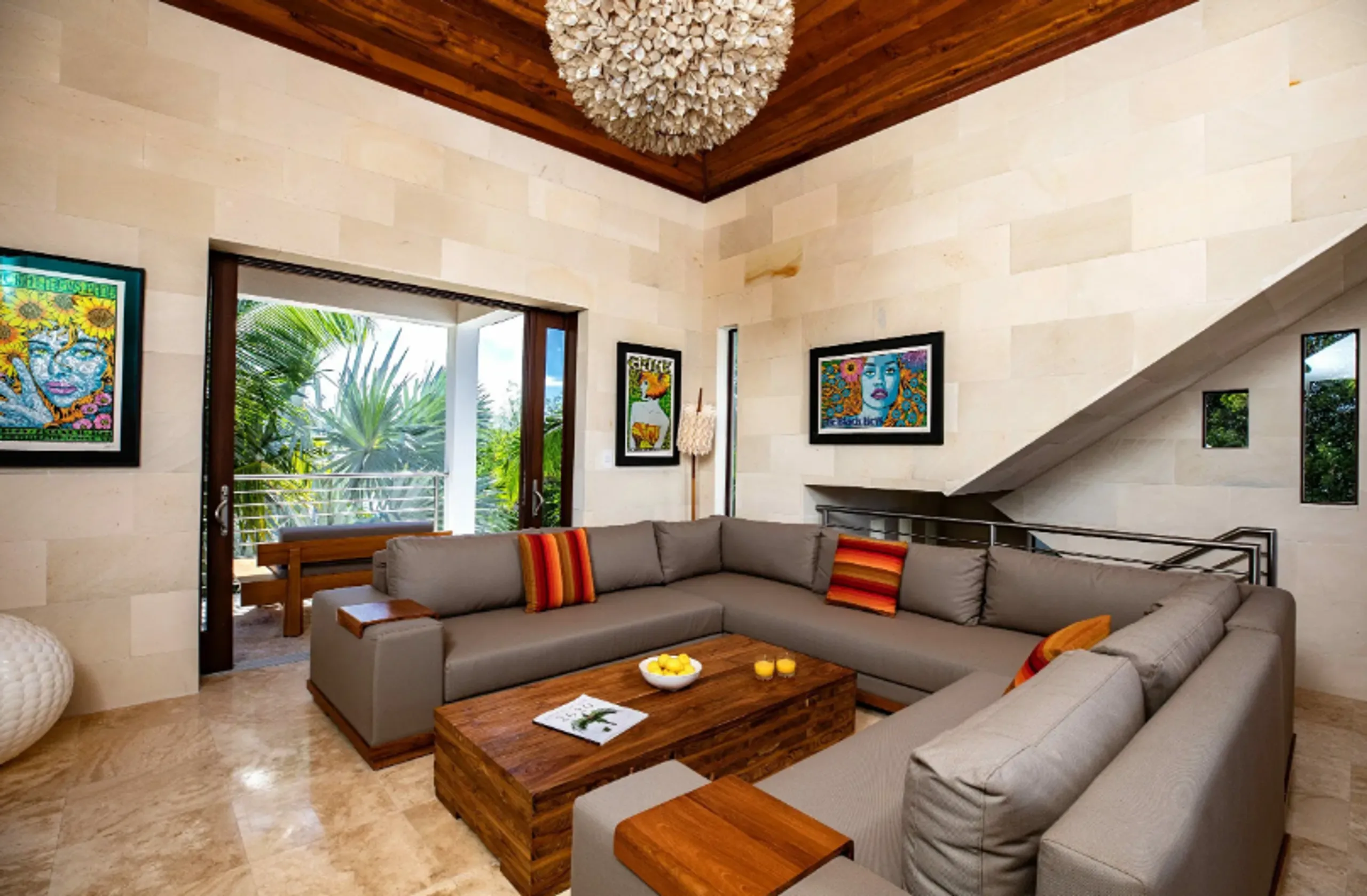 Captivating Beach Retreat with Artistic Vibes and Private Pool — photograph 9