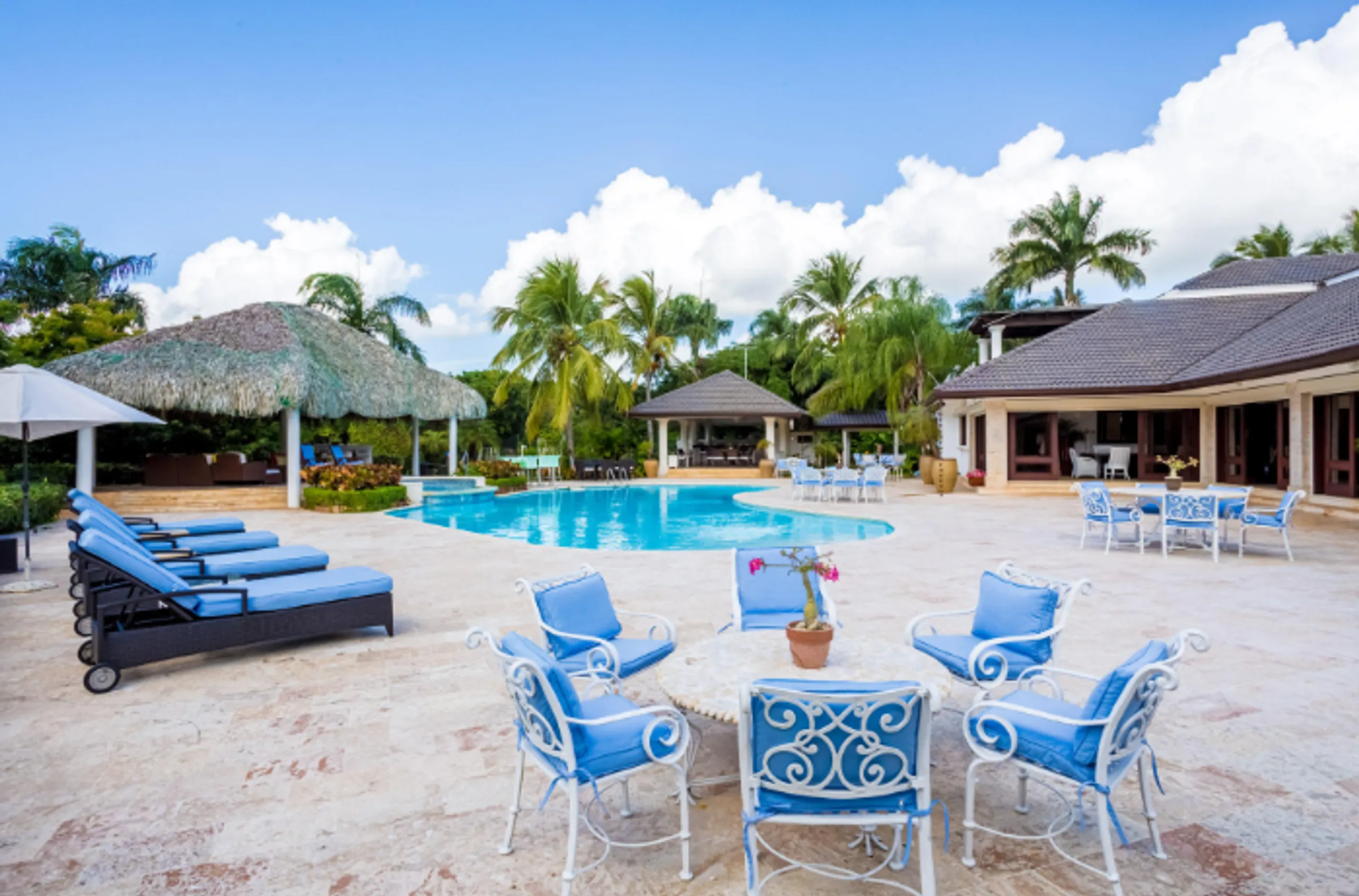 Classic Grand Estate with Private Pool and Gold Access — photograph 2