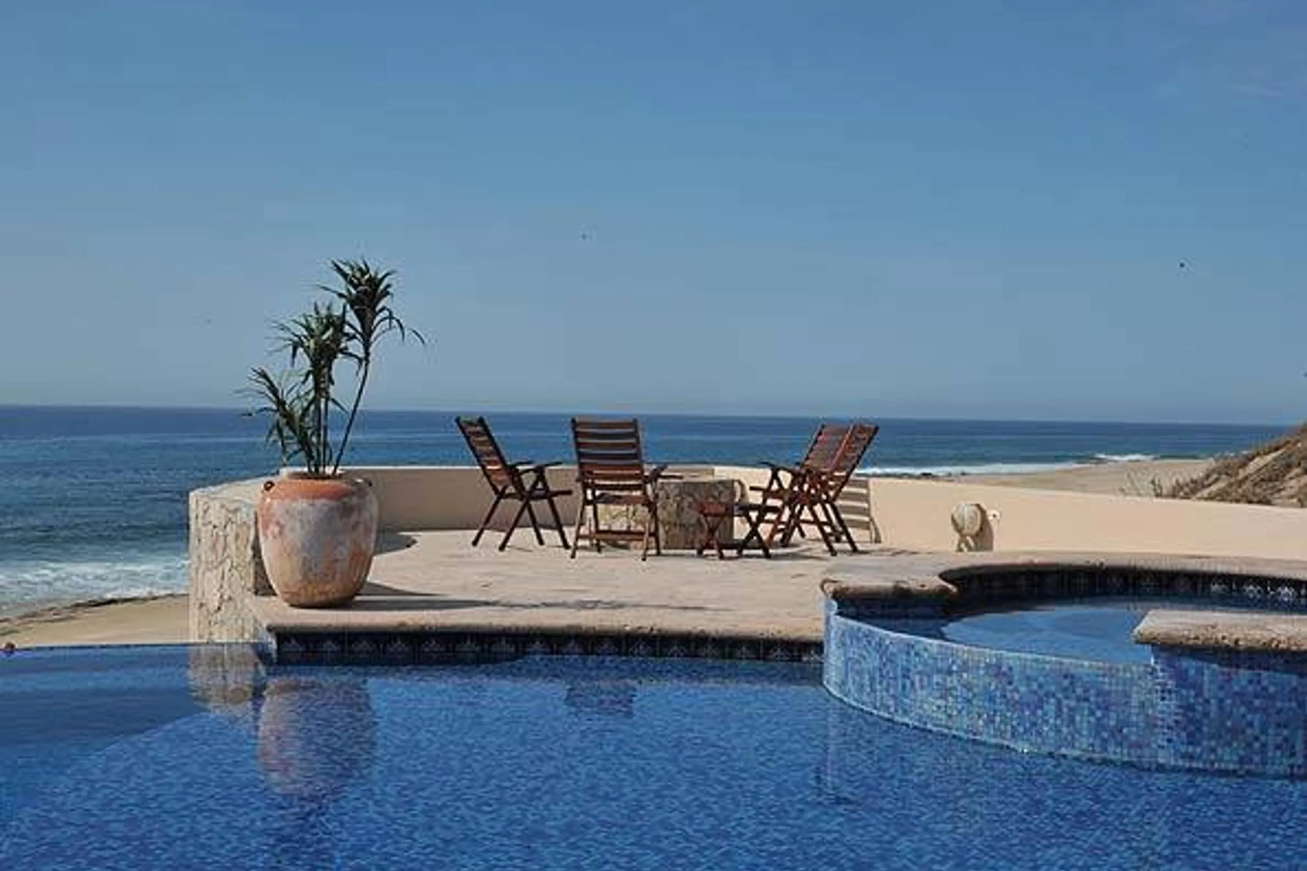 Beautiful Private Beachfront Estate with Infinity Pool, Hot Tub and Ocean Views fro VILLAWAY® — photograph 2