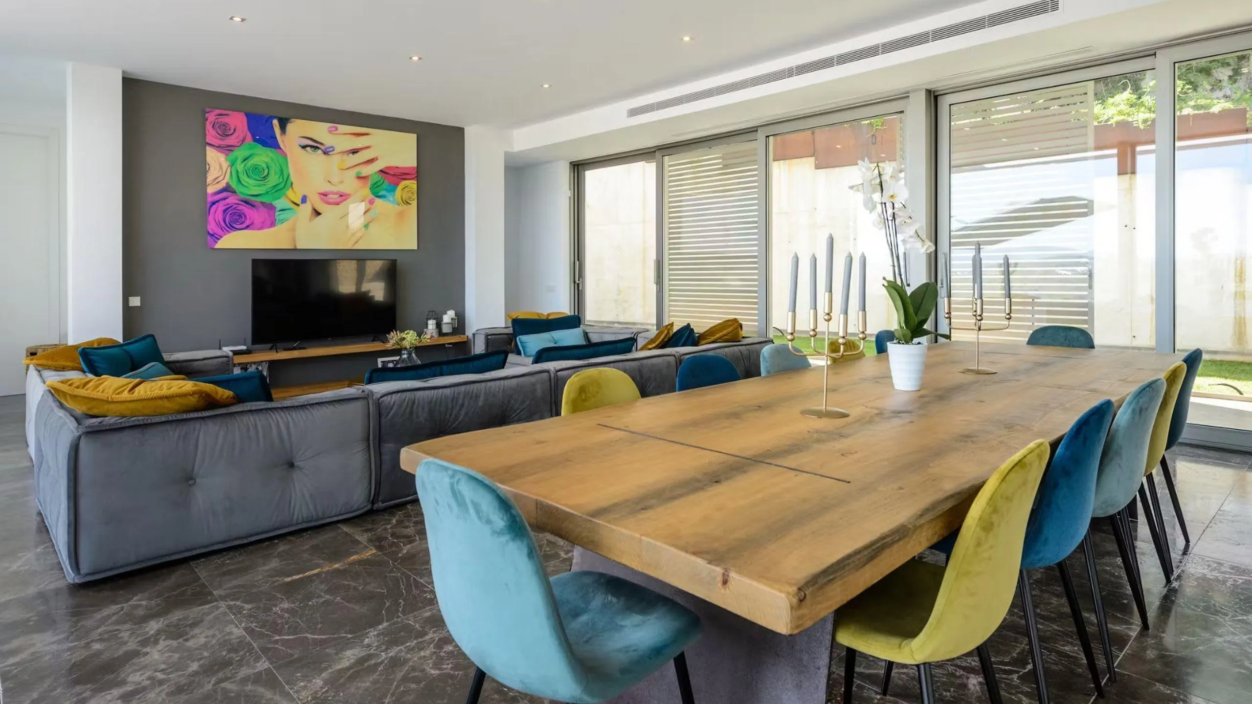 Sophisticated Modern Villa with Private Pool, and Panoramic Views — photograph 10