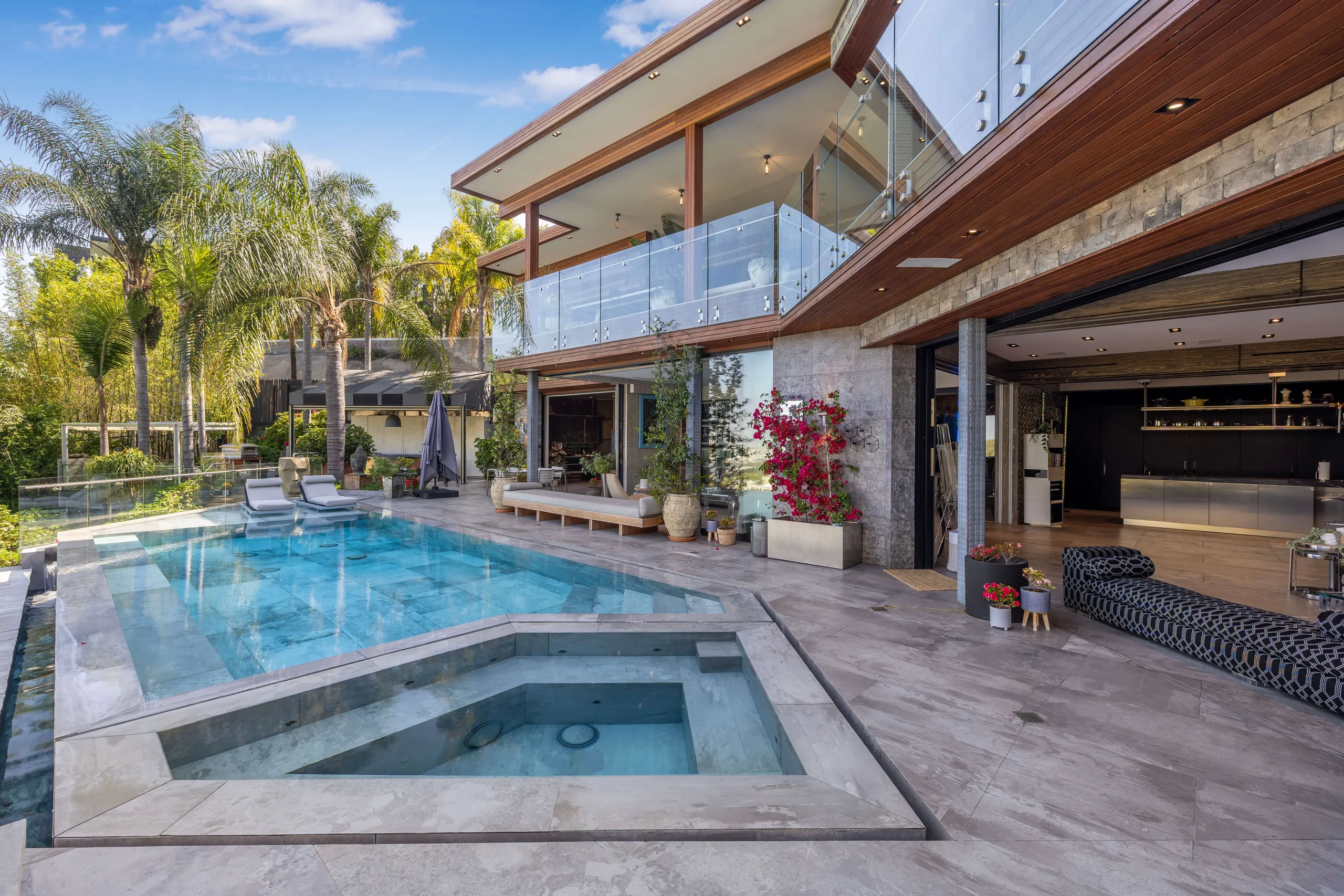 Exclusive Los Angeles Villa with Pool, Rooftop & Designer Touches — photograph 4