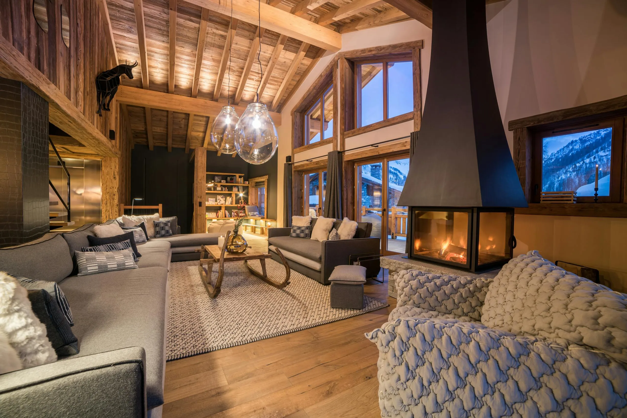 Captivating Val D Isere Chalet with Home Theater, Jacuzzi and Fireplace — photograph 9